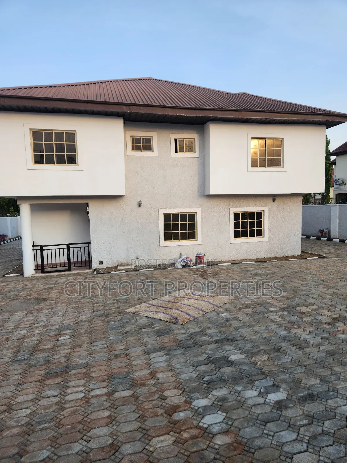 Furnished 6bdrm Duplex in Valencia, Dakwo District for sale