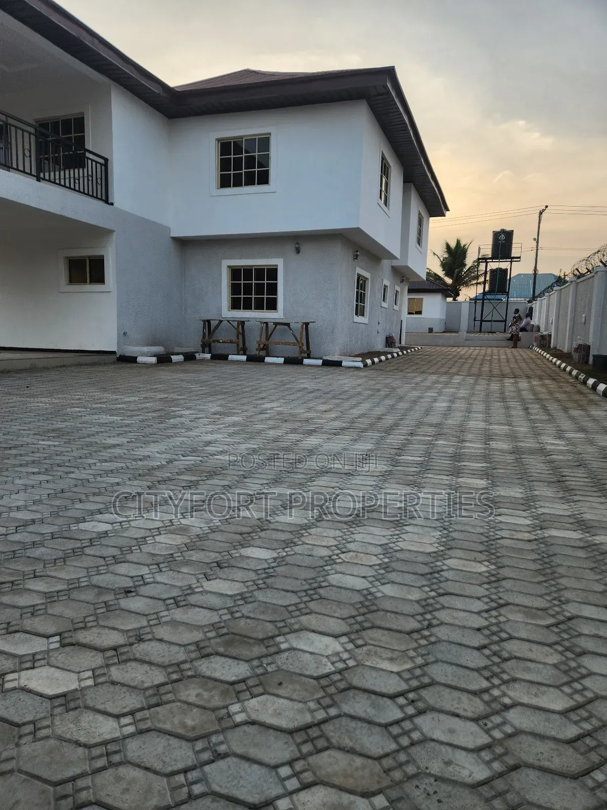 Furnished 6bdrm Duplex in Valencia, Dakwo District for sale