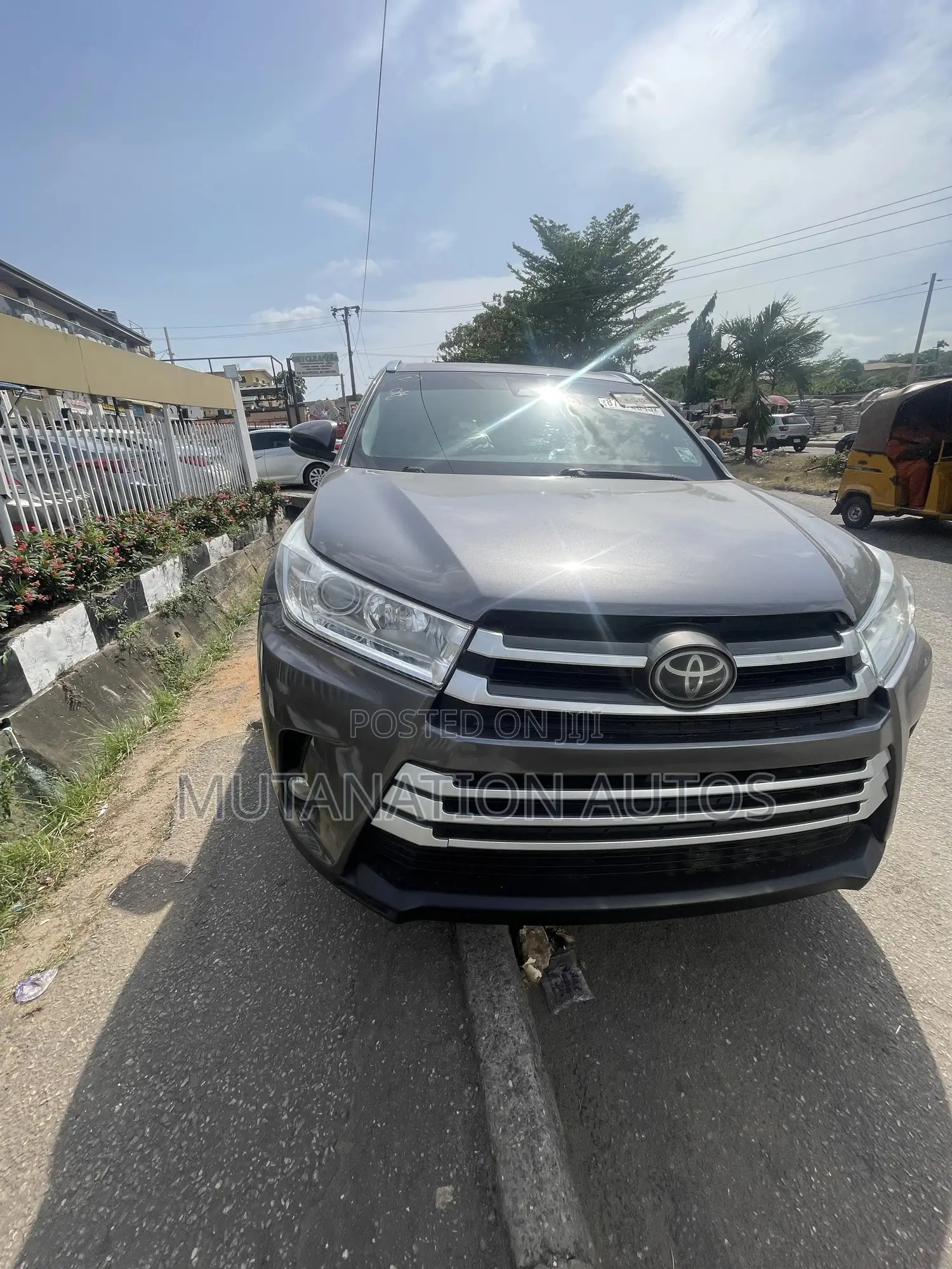 Toyota Highlander XLE 4x4 V6 (3.5L 6cyl 8A) 2018 Gray