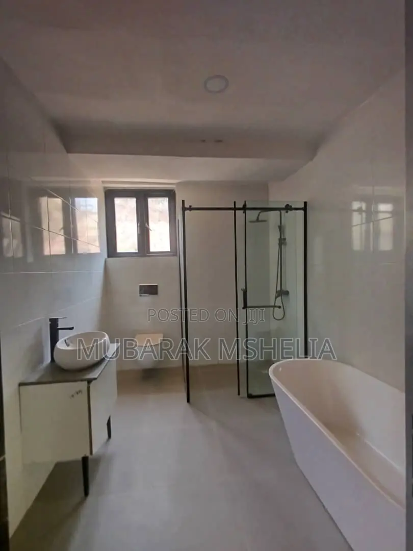 5bdrm Duplex in Guzape District for sale