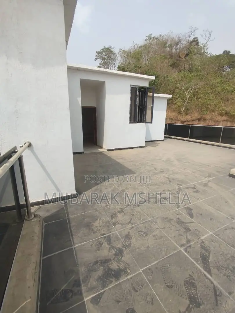 5bdrm Duplex in Guzape District for sale