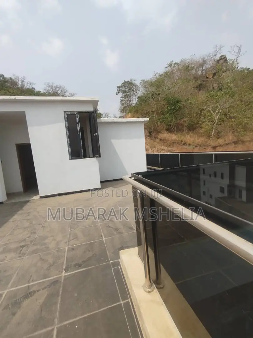 5bdrm Duplex in Guzape District for sale