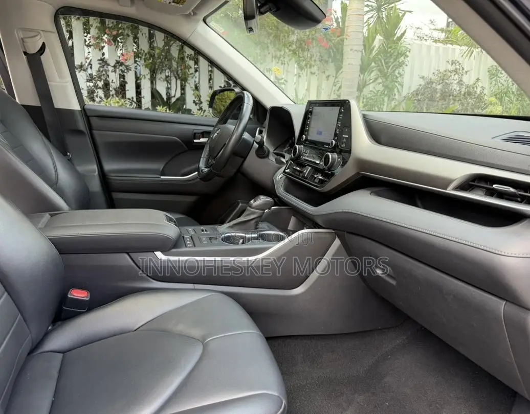 Toyota Highlander XLE 2021 Blue