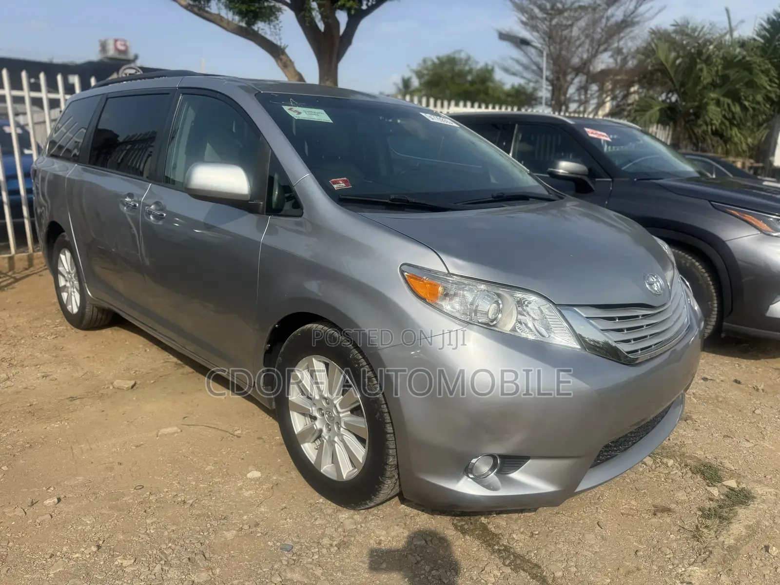 Toyota Sienna XLE Premium 7 Passenger (3.5L 6cyl 8A) 2017 Gray