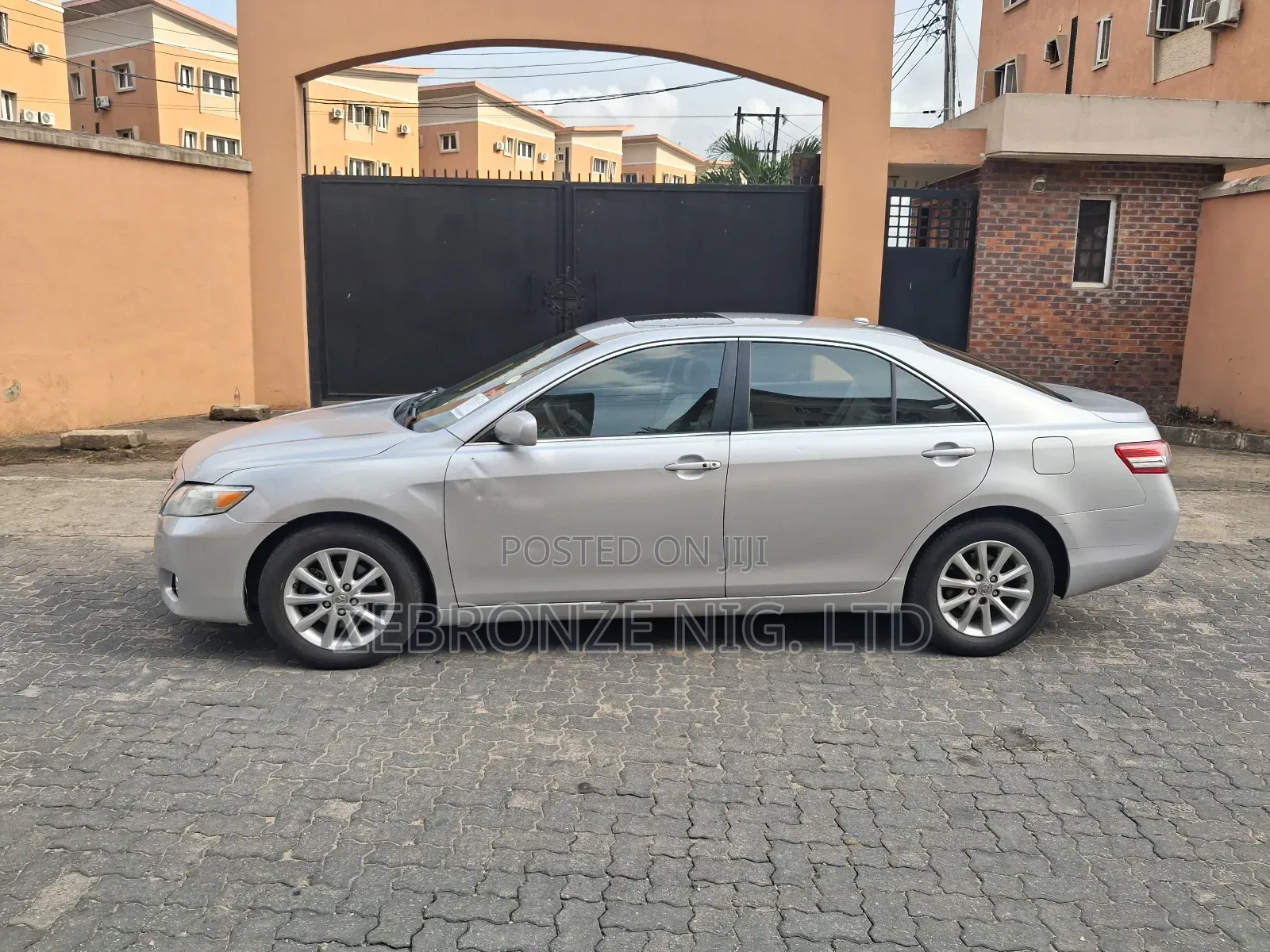 Toyota Camry XLE 4dr Sedan (2.5L 4cyl 6A) 2011 Silver
