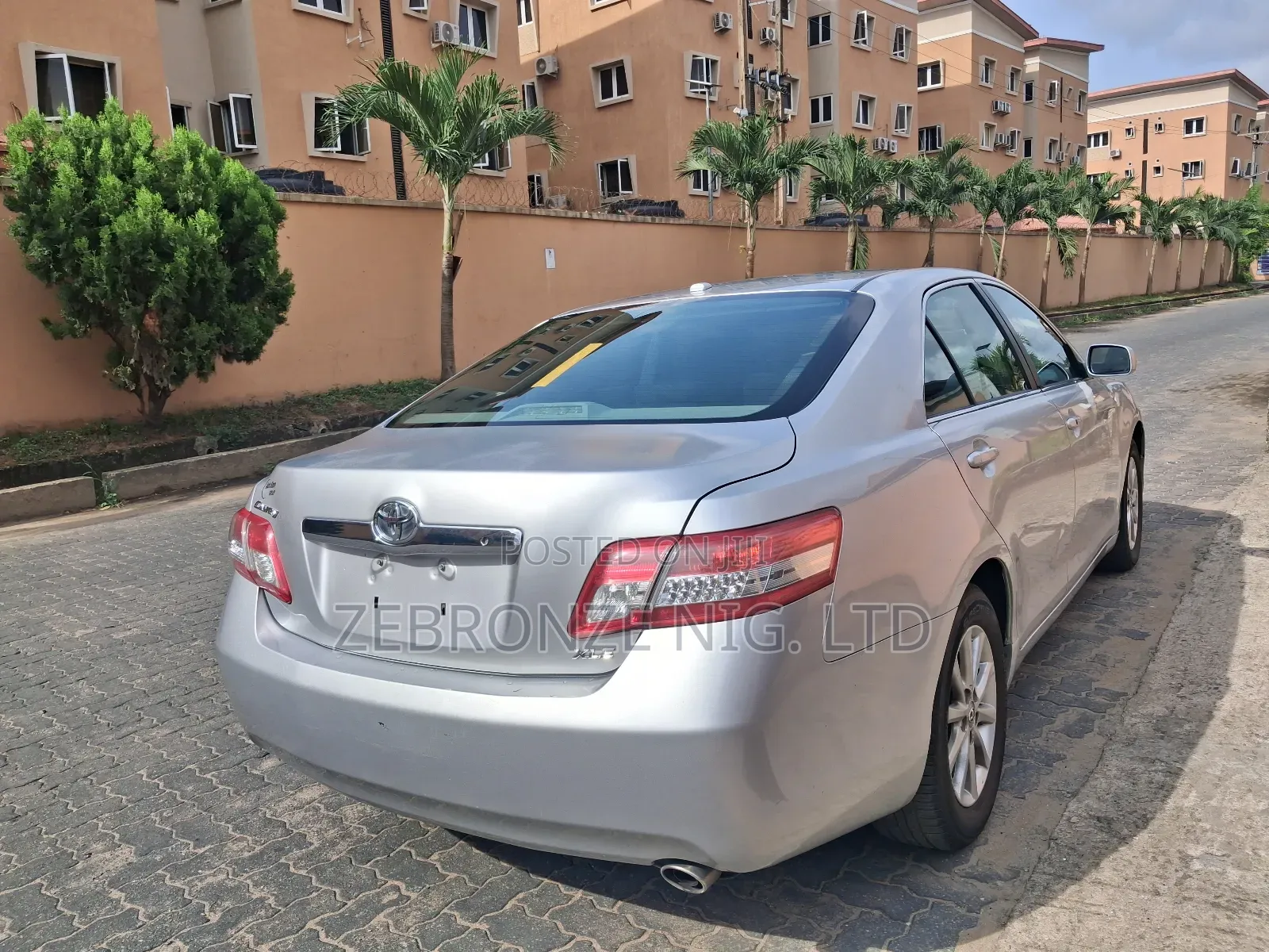 Toyota Camry XLE 4dr Sedan (2.5L 4cyl 6A) 2011 Silver