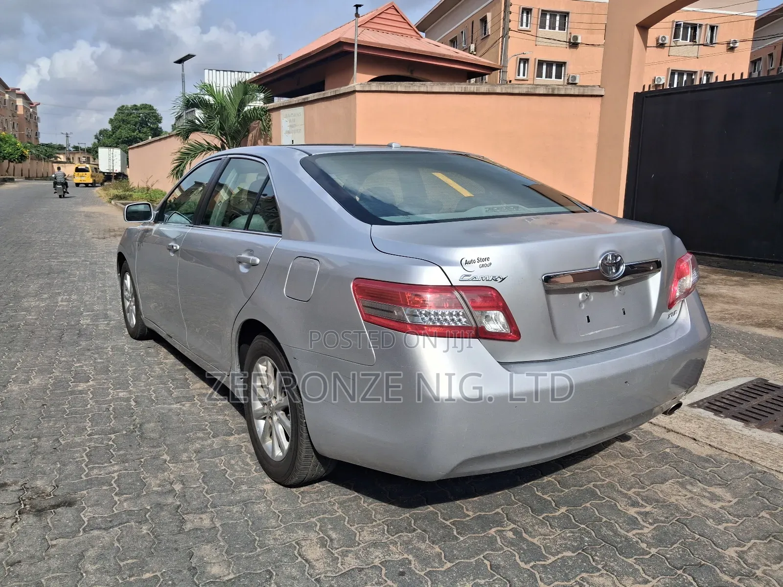 Toyota Camry XLE 4dr Sedan (2.5L 4cyl 6A) 2011 Silver