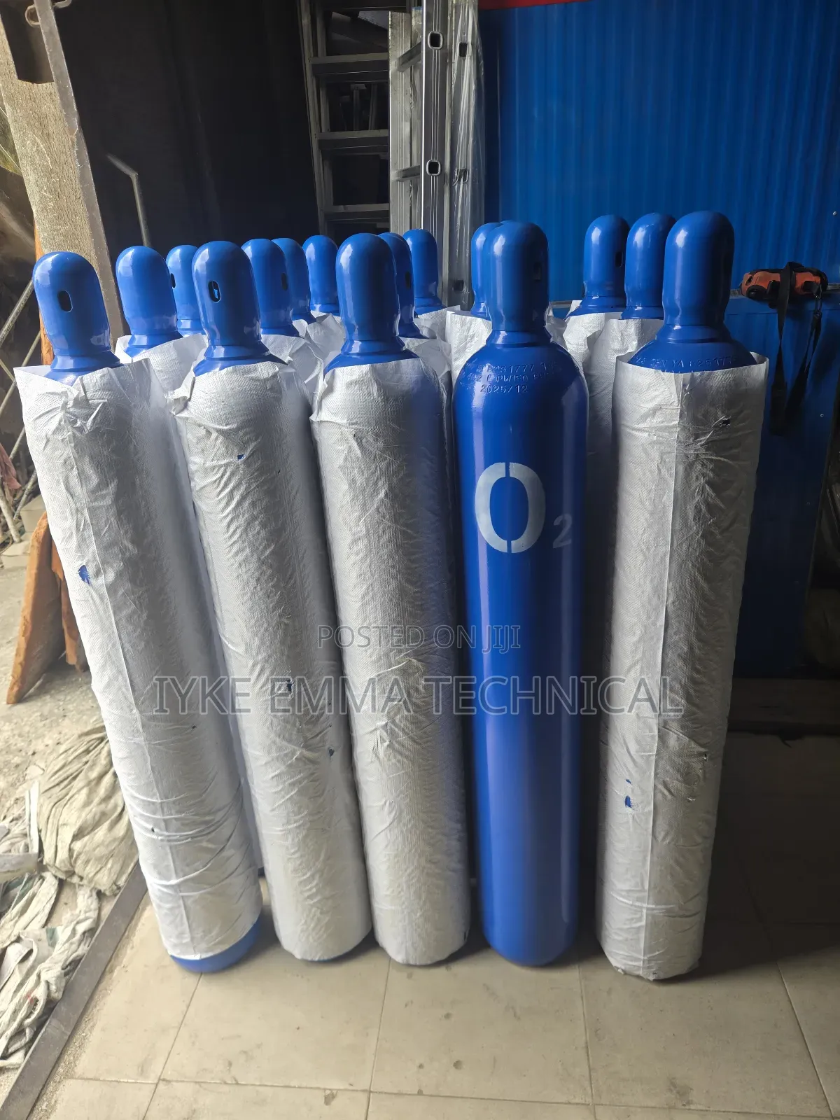High-Pressure Oxygen Gas Cylinders