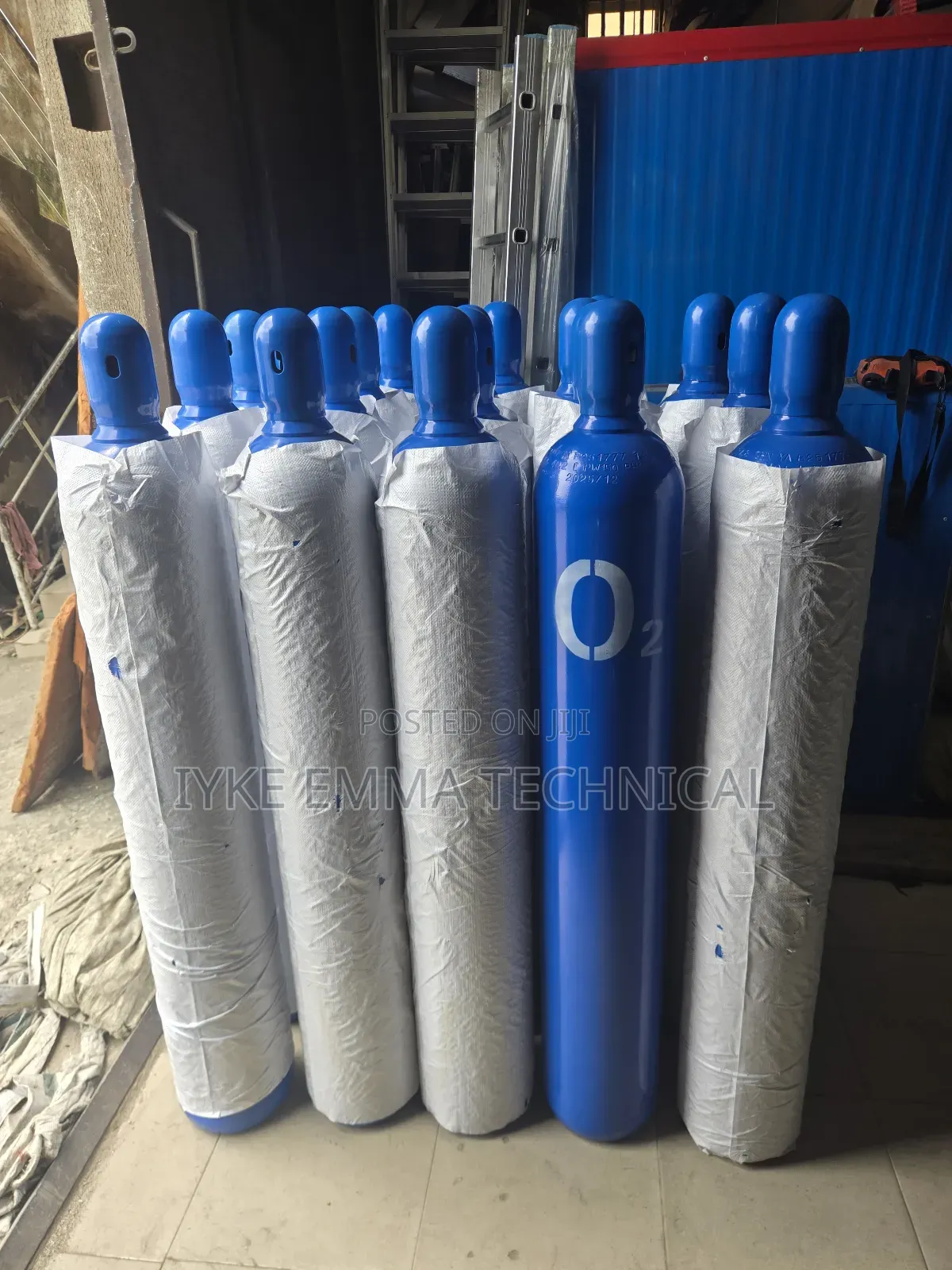 High-Pressure Oxygen Gas Cylinders