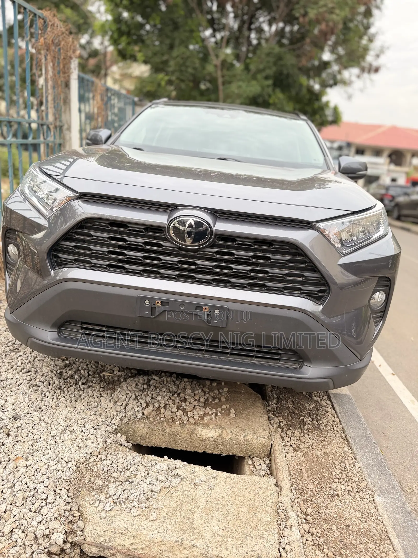 Toyota RAV4 XLE 2021 Gray
