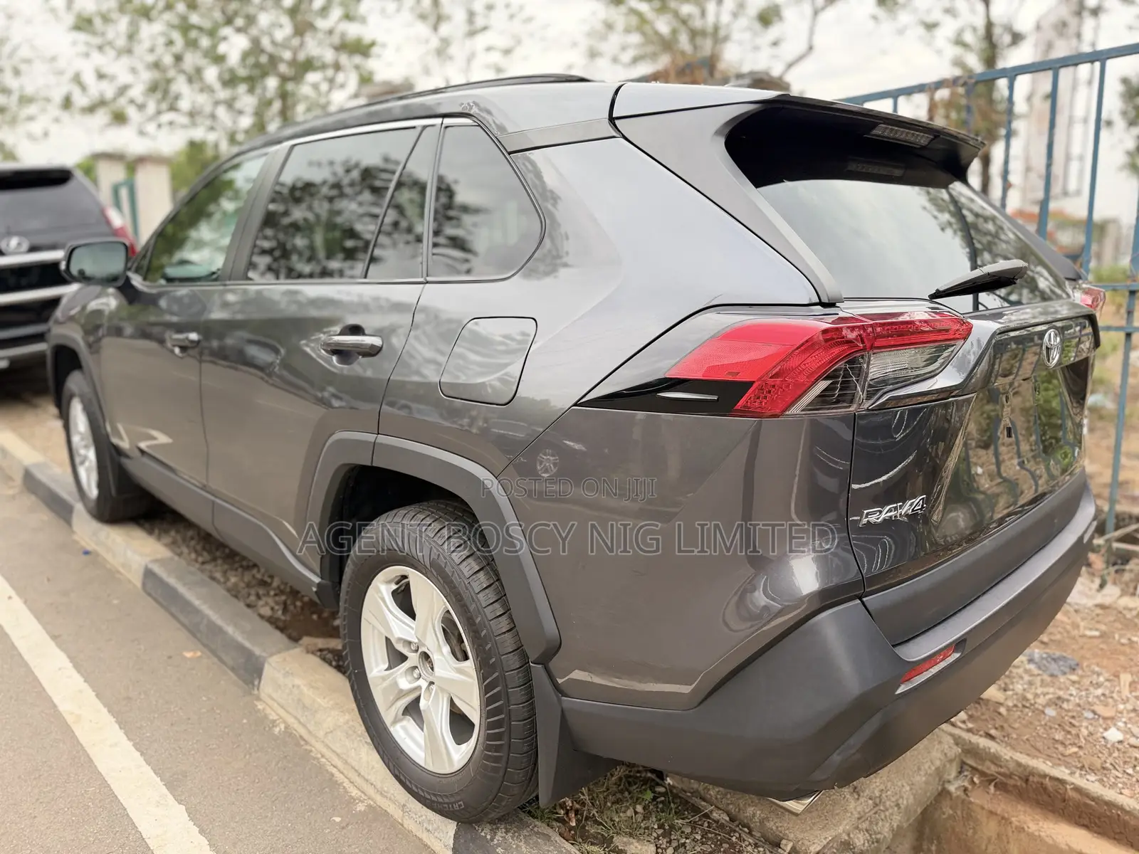 Toyota RAV4 XLE 2021 Gray