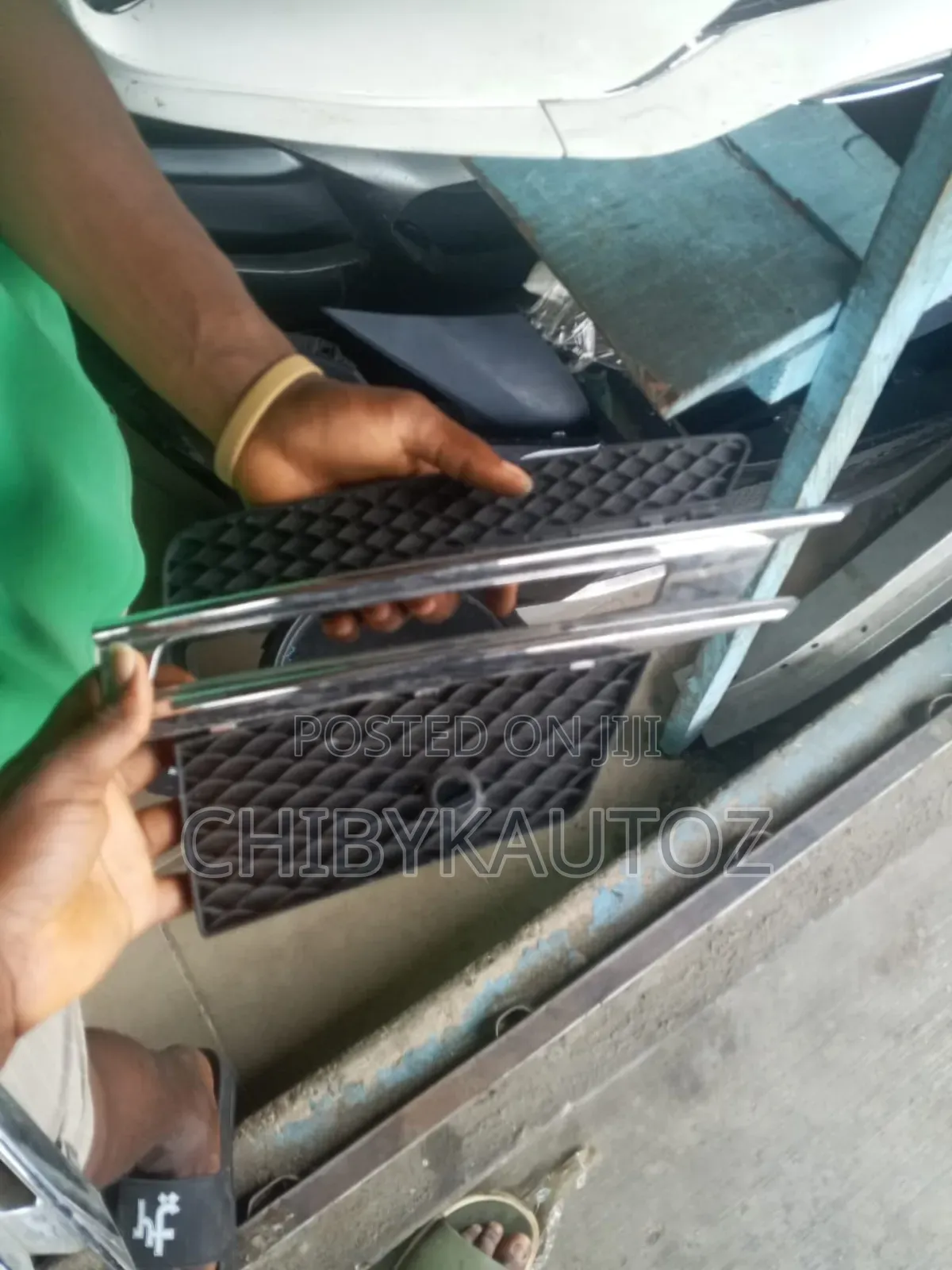 Fog Light Net With Chrome Ml166 2015