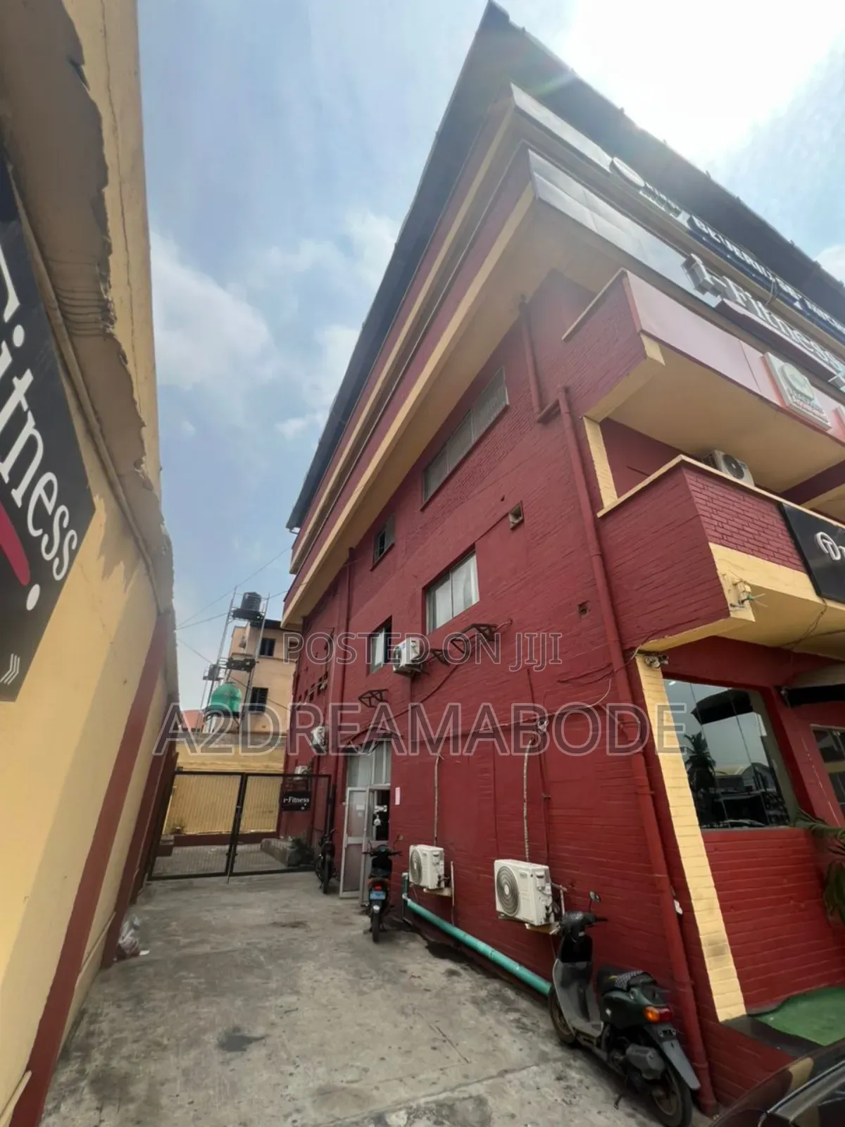 Exclusive Commercial Building Plaza, Complex