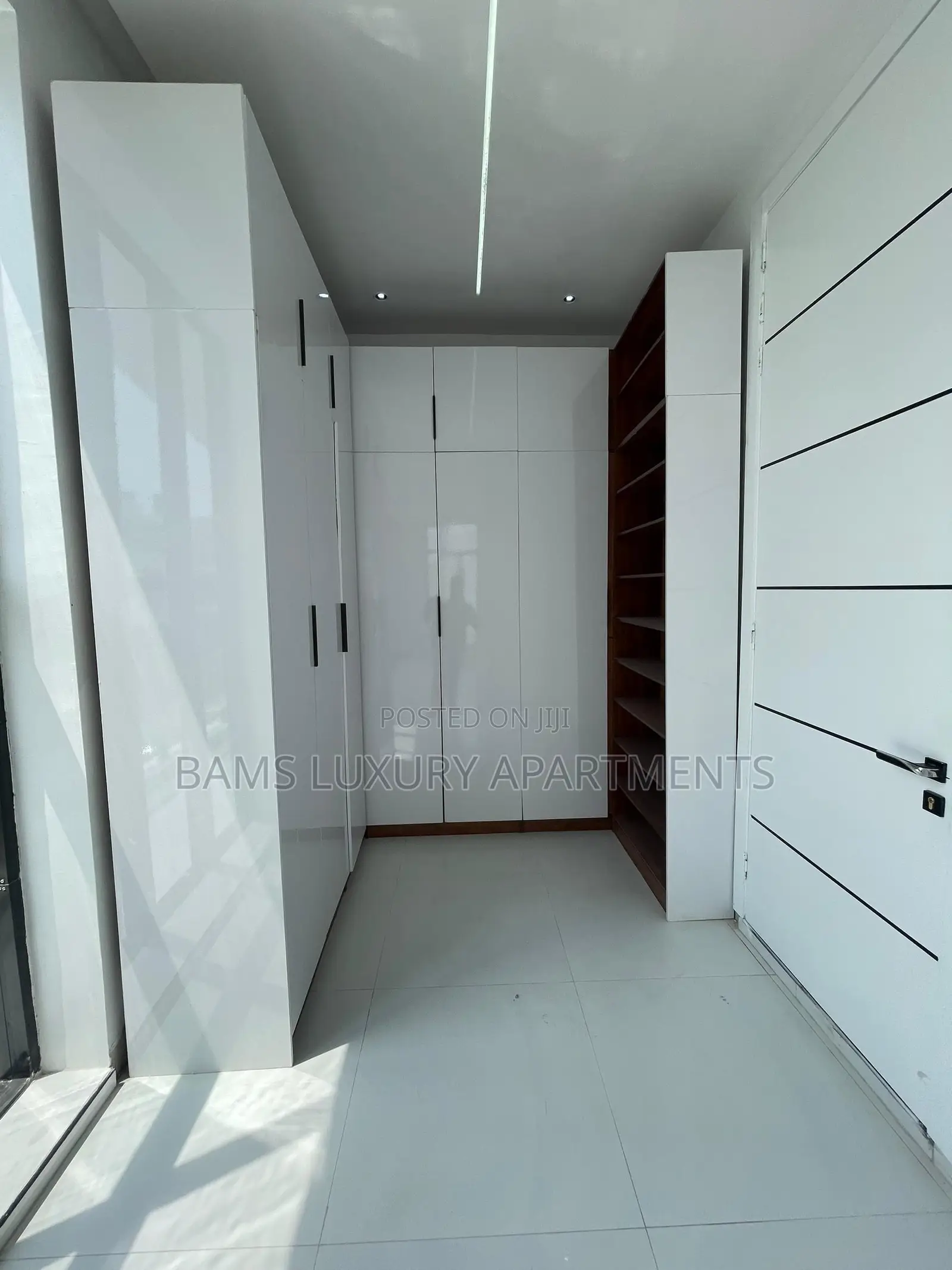 Furnished 6bdrm Duplex in Chevron for sale