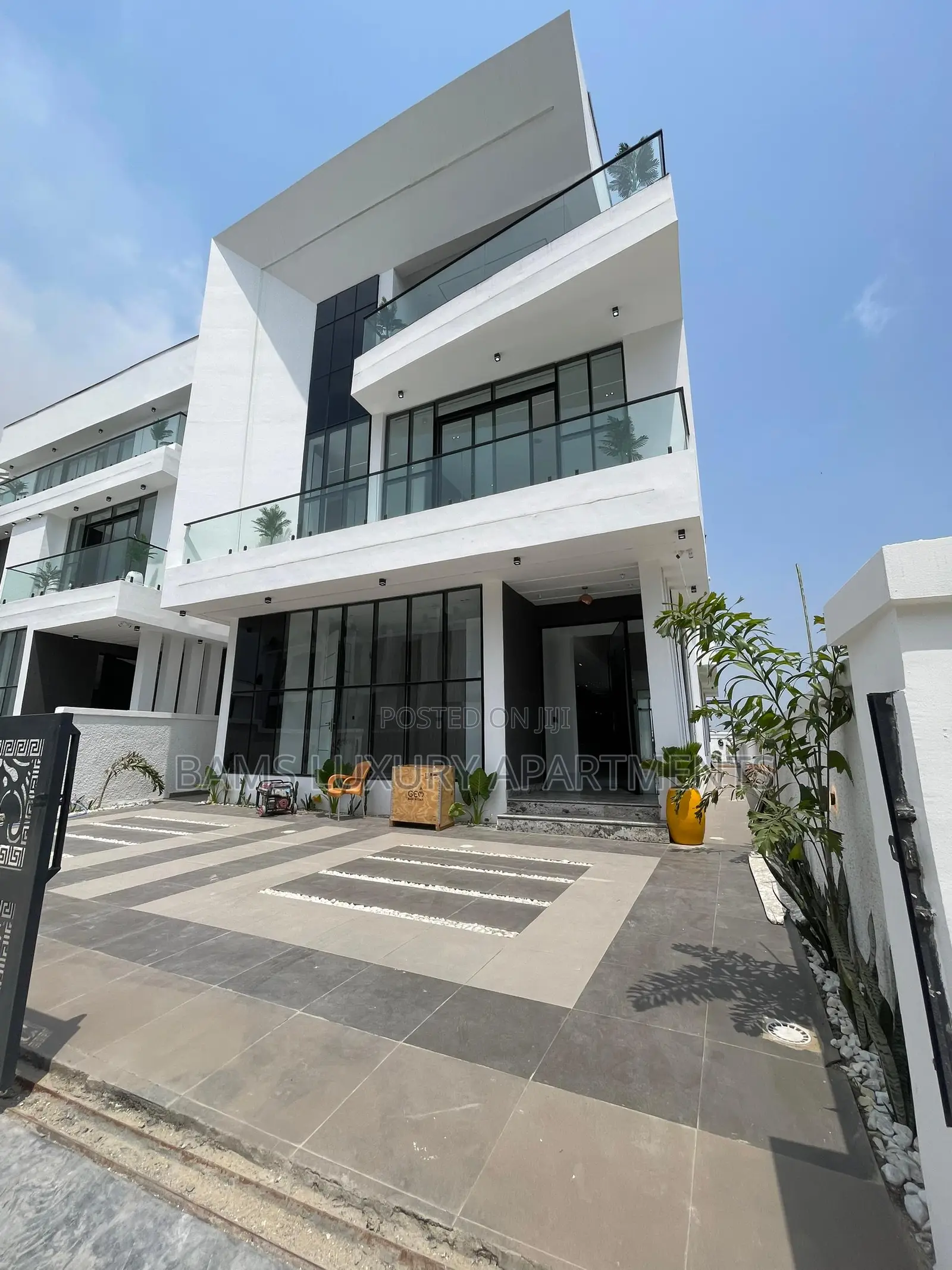 Furnished 6bdrm Duplex in Chevron for sale