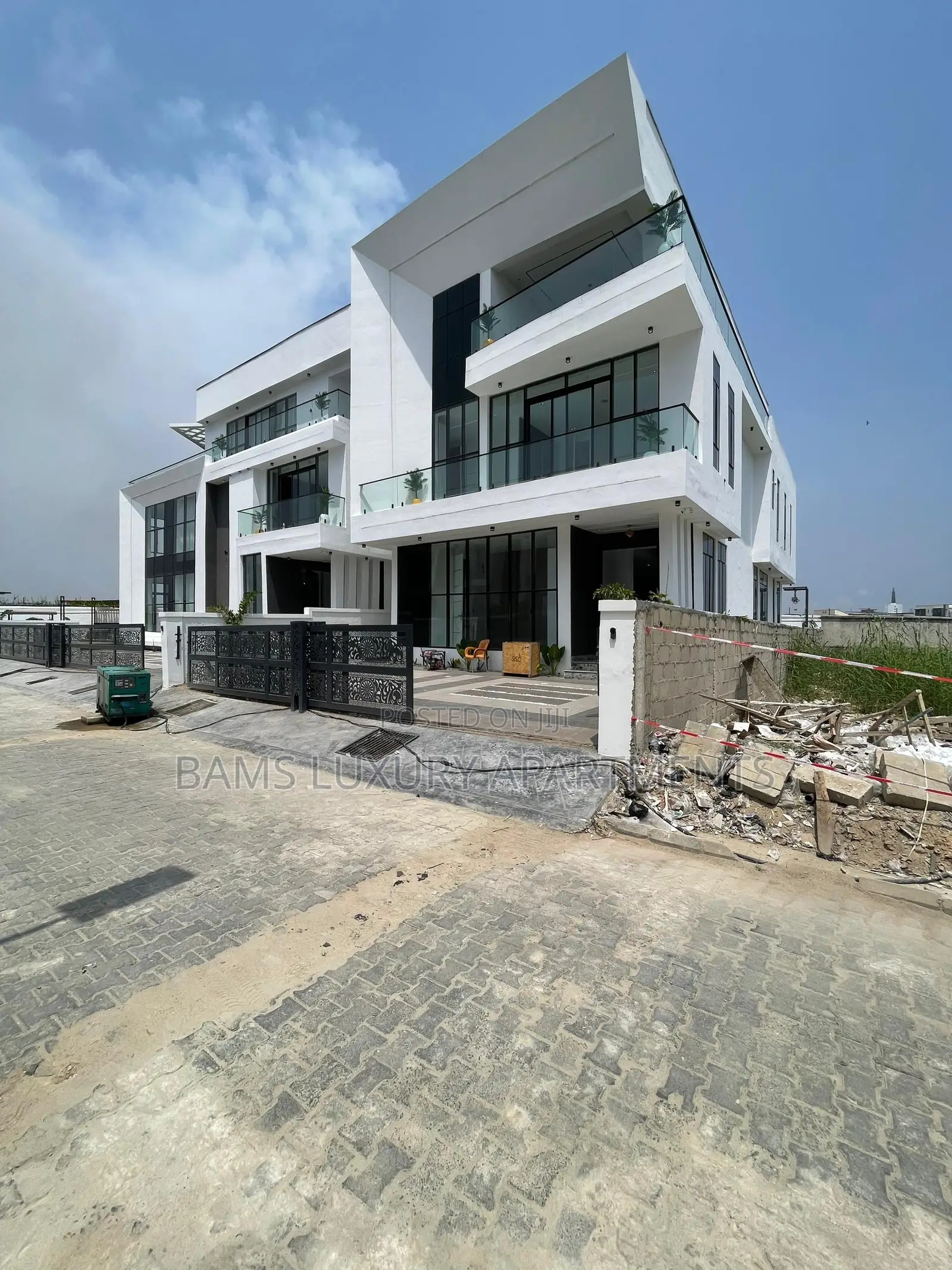 Furnished 6bdrm Duplex in Chevron for sale