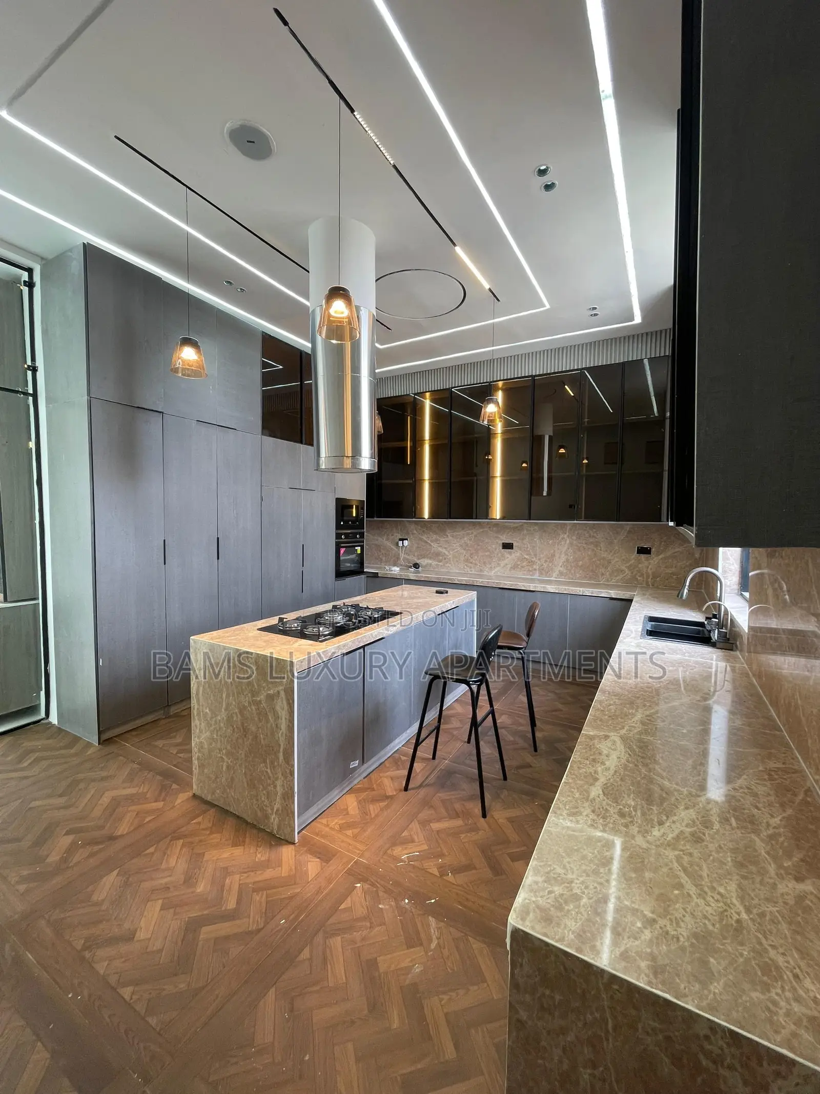 Furnished 6bdrm Duplex in Chevron for sale