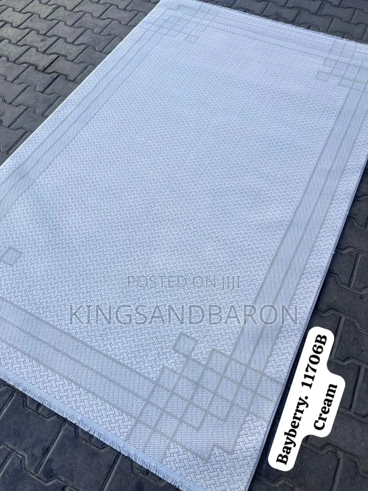 5×7fts White/Cream Turkey Center Rug (7×10)