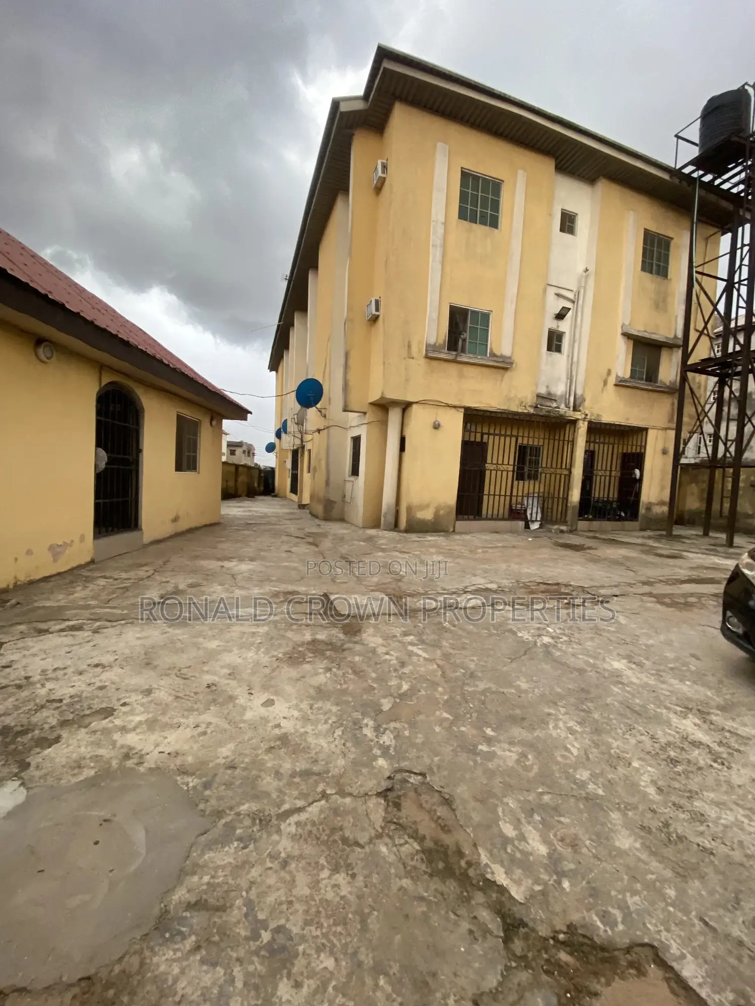 3bdrm Apartment in Oke-Afa for sale