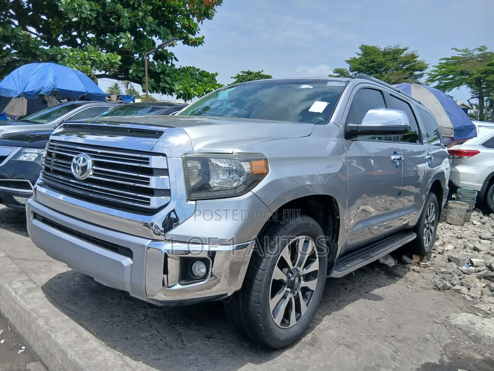 Toyota Sequoia Platinum 4dr SUV 4WD (5.7L 8cyl 6A) 2013 Silver
