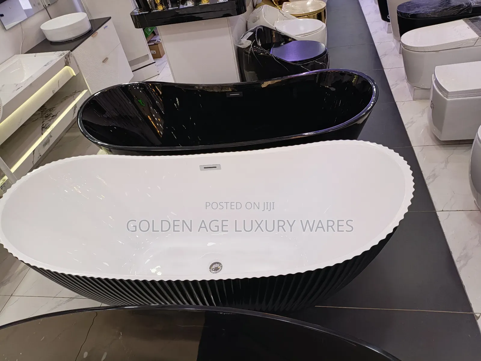 White and Black Bathtub for Modern Bathroom