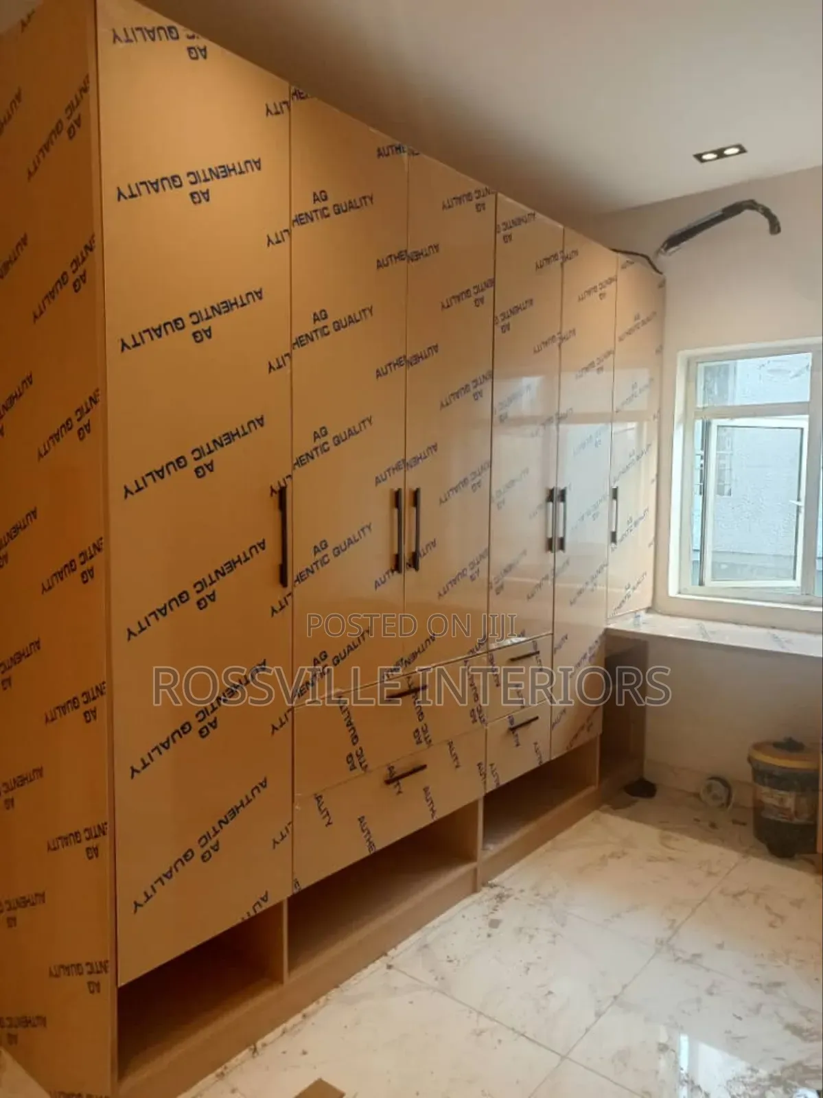 Classy Walk-in Closet Design – Transform Your Bedroom Today