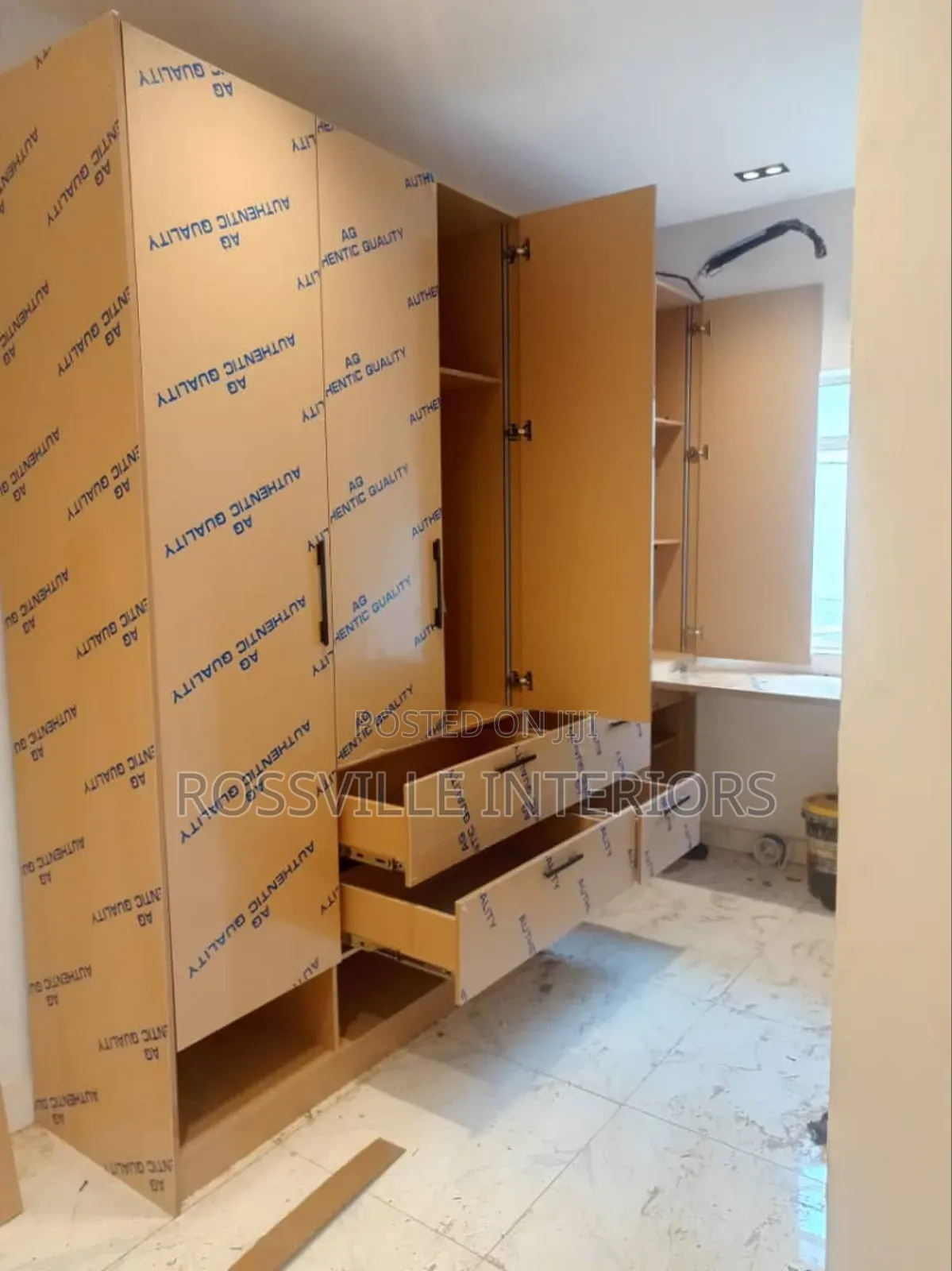 Classy Walk-in Closet Design – Transform Your Bedroom Today