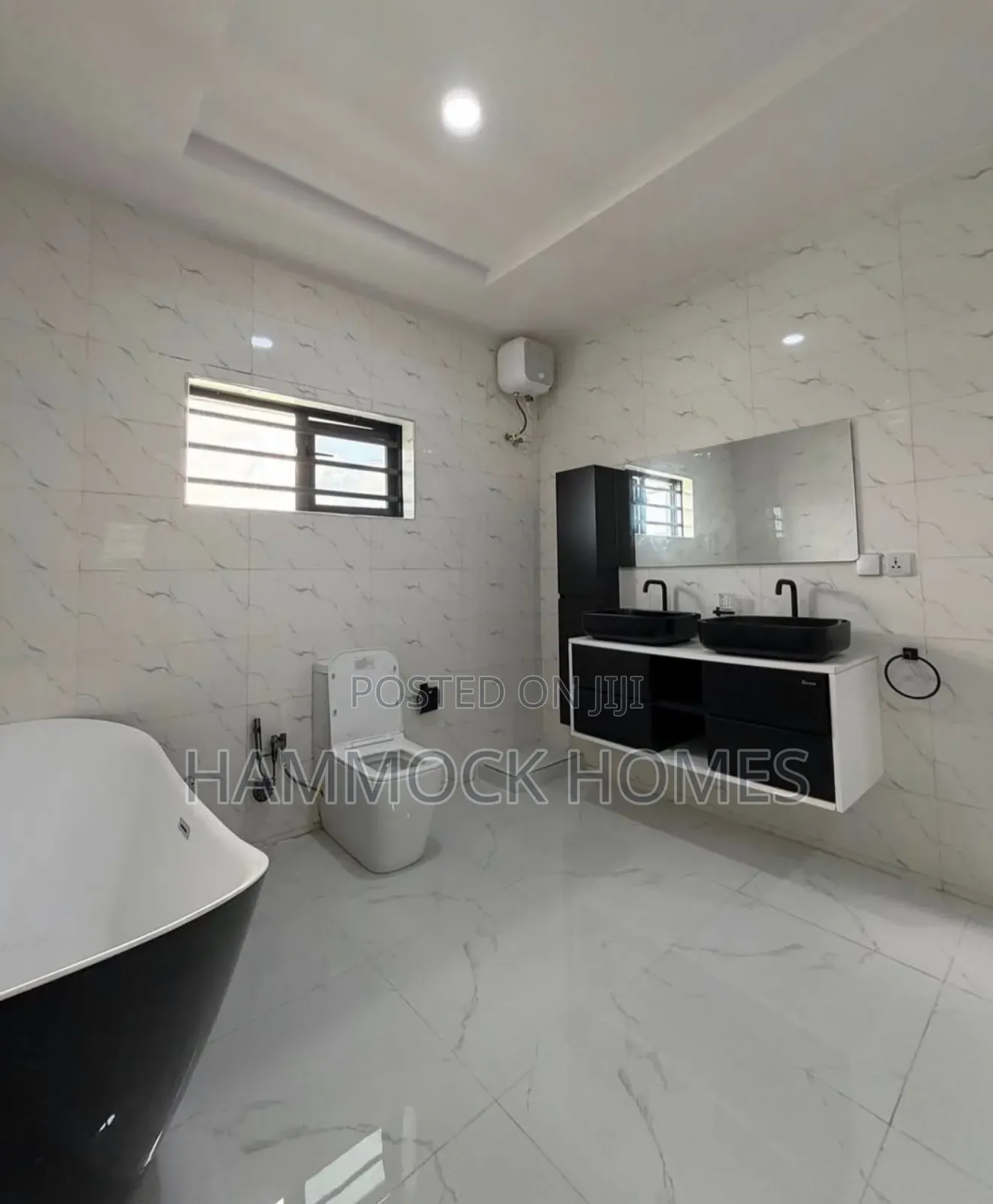5bdrm Penthouse in Oluyole Estate for sale