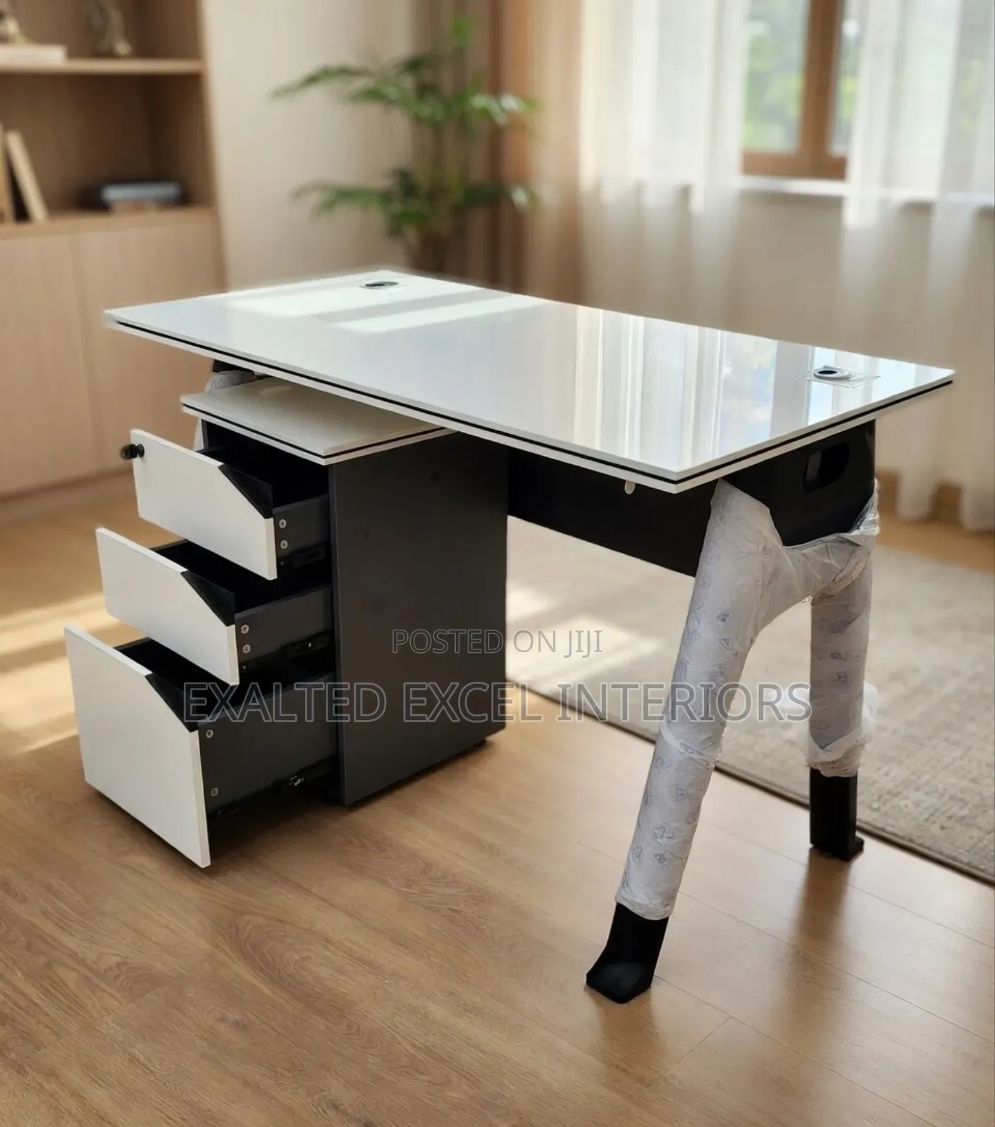 Elegant 1.4 Meter Office Table With 3-Step Drawers