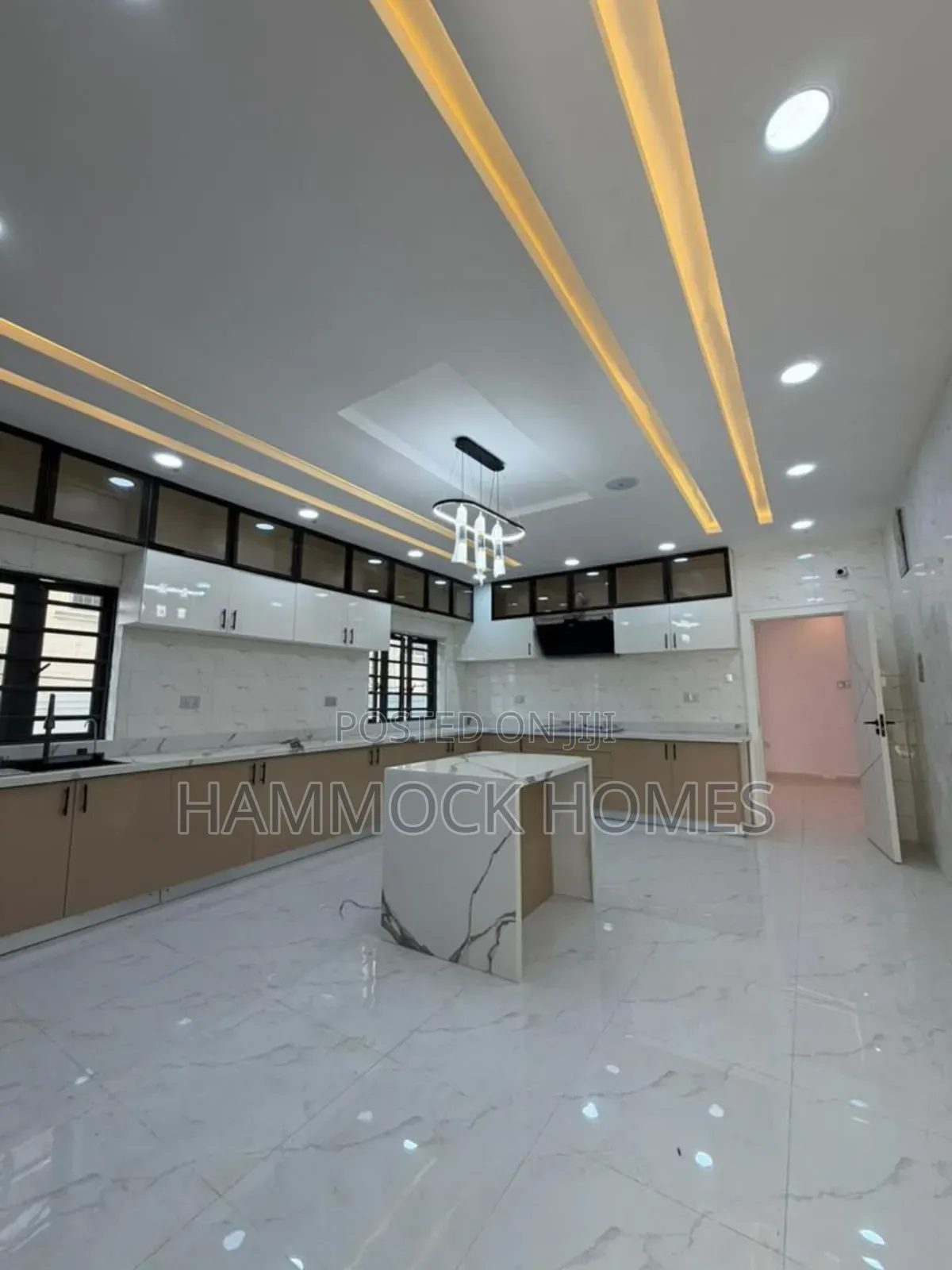 5bdrm Duplex in Oluyole Estate for sale