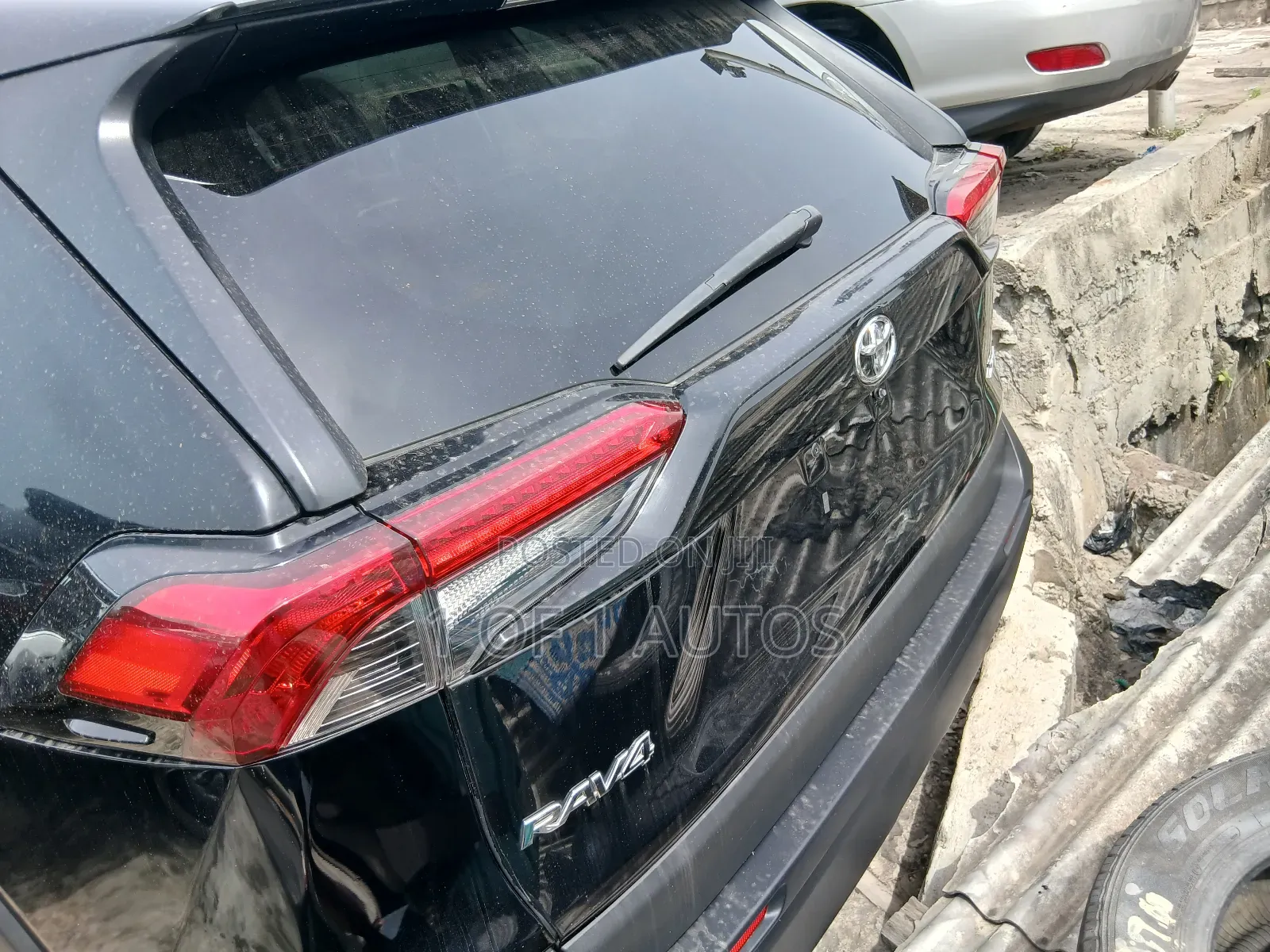 Toyota RAV4 XLE 2021 Black