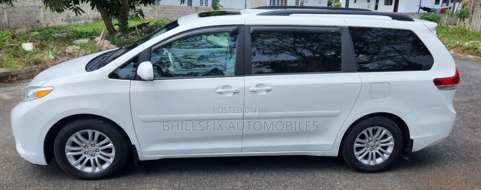 Toyota Sienna XLE 8 Passenger 2011 White
