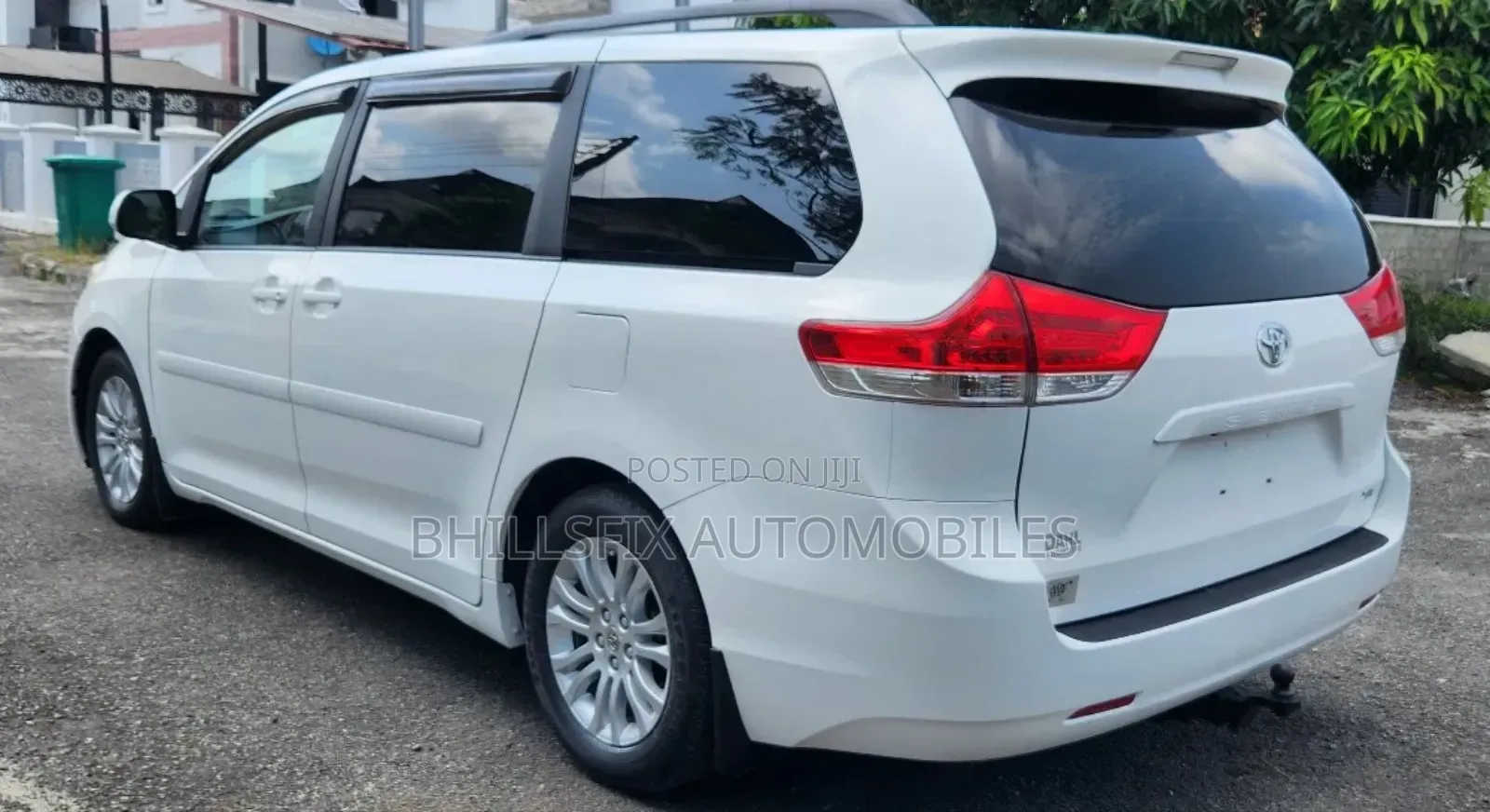 Toyota Sienna XLE 8 Passenger 2011 White