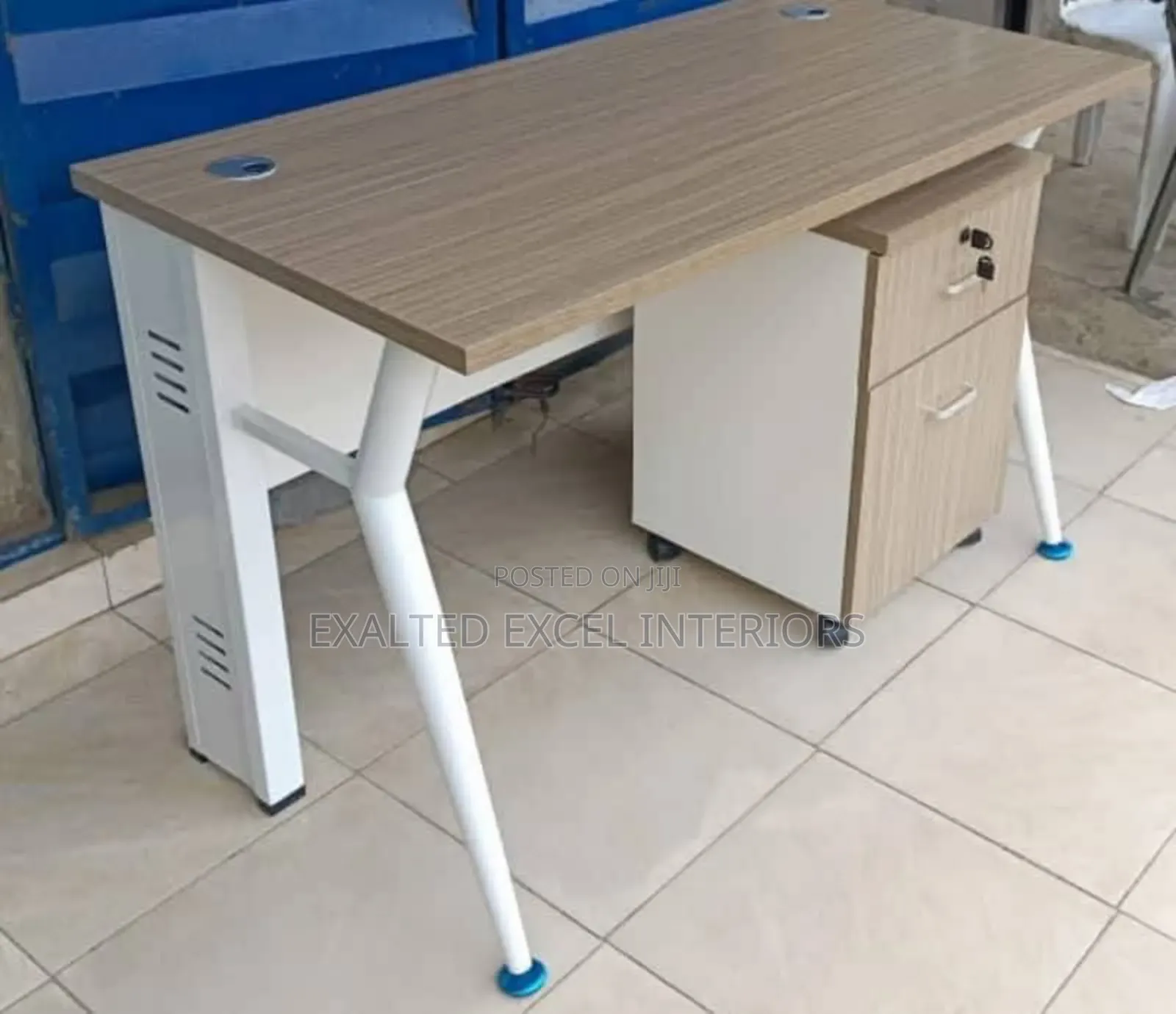 Sleek 1.2 Meter Office Table – Compact, Functional Professional