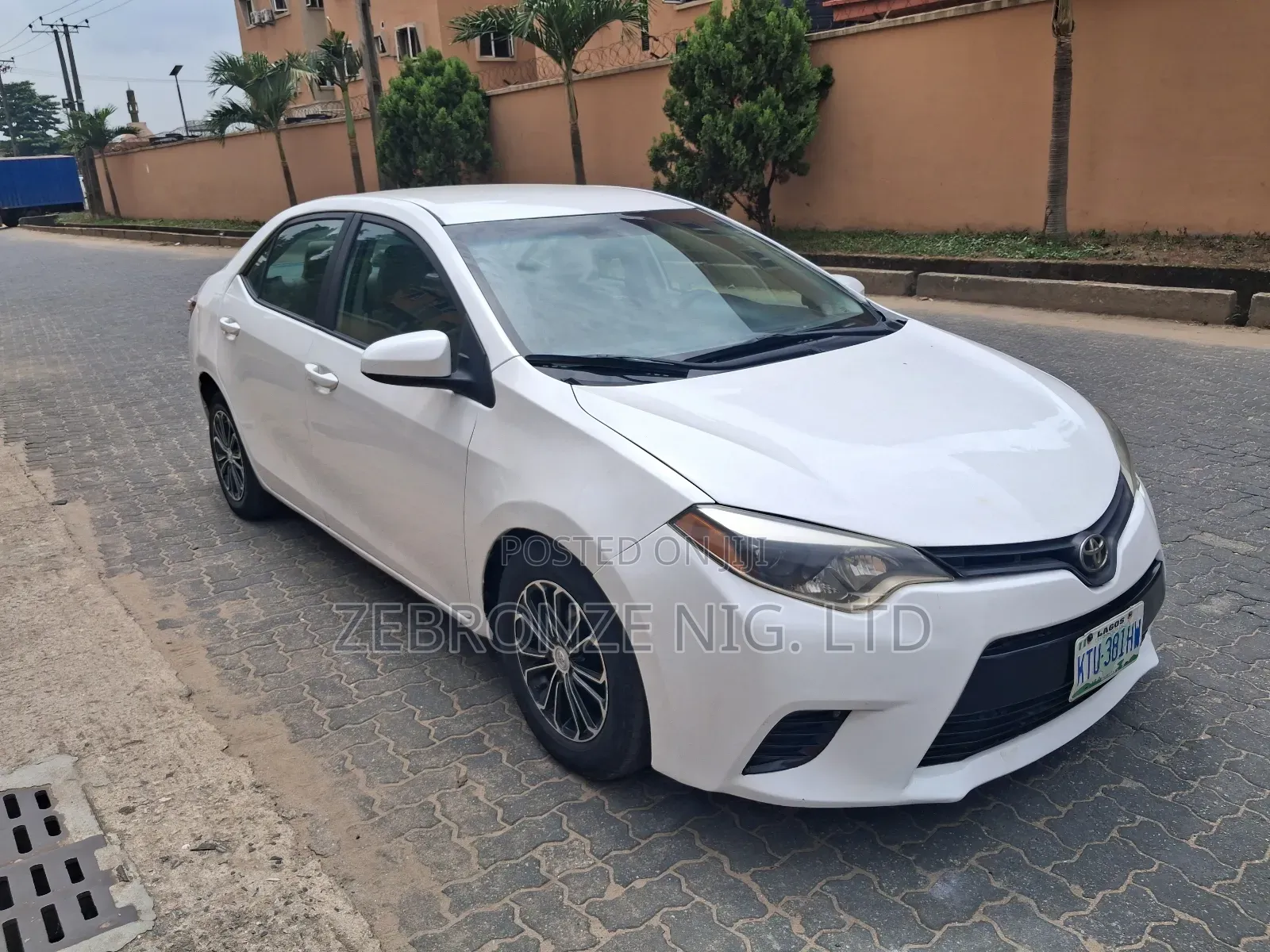 Toyota Corolla LE 4dr Sedan (1.8L 4cyl CVT) 2015 White