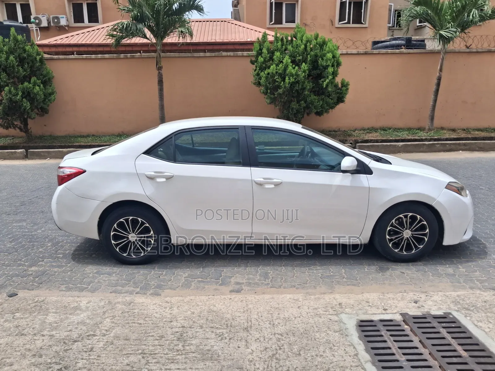 Toyota Corolla LE 4dr Sedan (1.8L 4cyl CVT) 2015 White