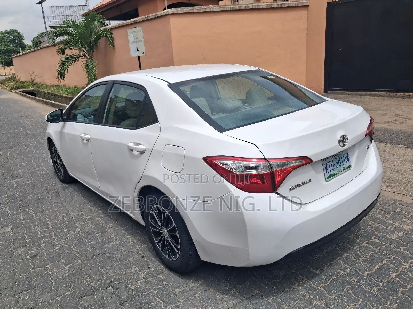 Toyota Corolla LE 4dr Sedan (1.8L 4cyl CVT) 2015 White