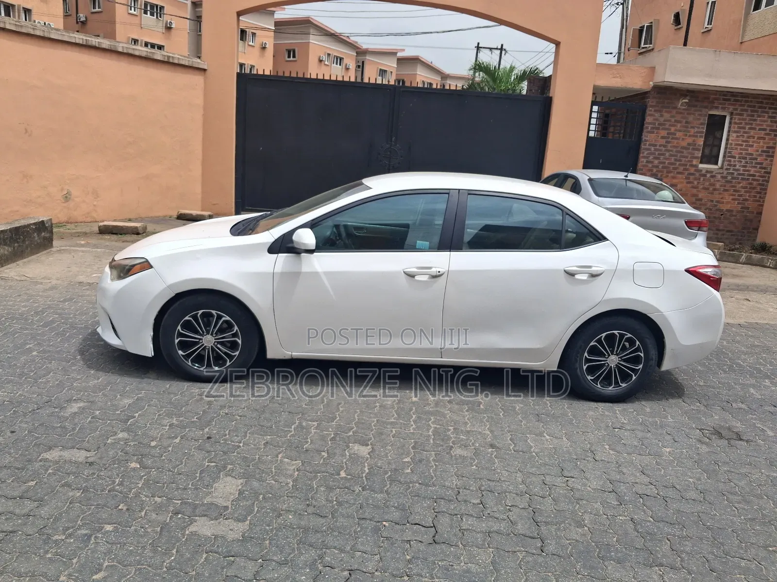 Toyota Corolla LE 4dr Sedan (1.8L 4cyl CVT) 2015 White