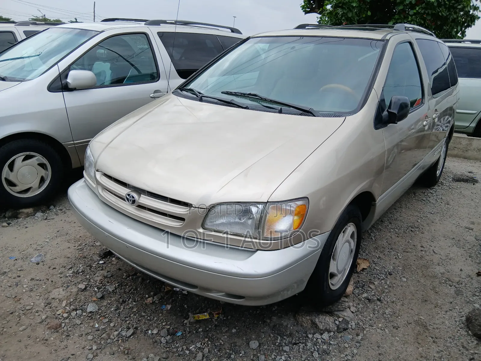 Toyota Sienna LE & 1 hatch 2000 Gold