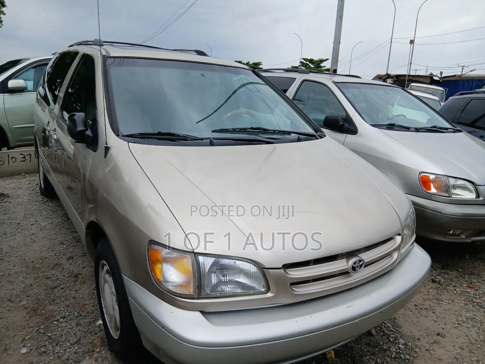 Toyota Sienna LE & 1 hatch 2000 Gold