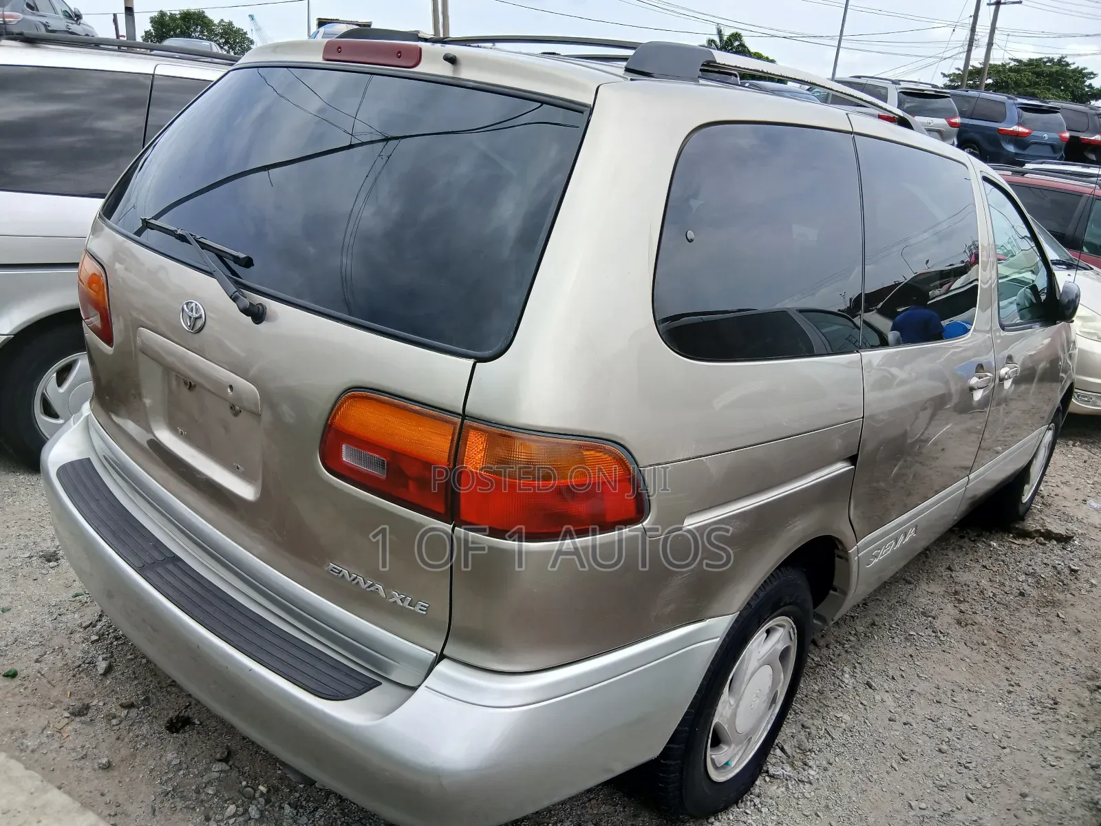 Toyota Sienna LE & 1 hatch 2000 Gold