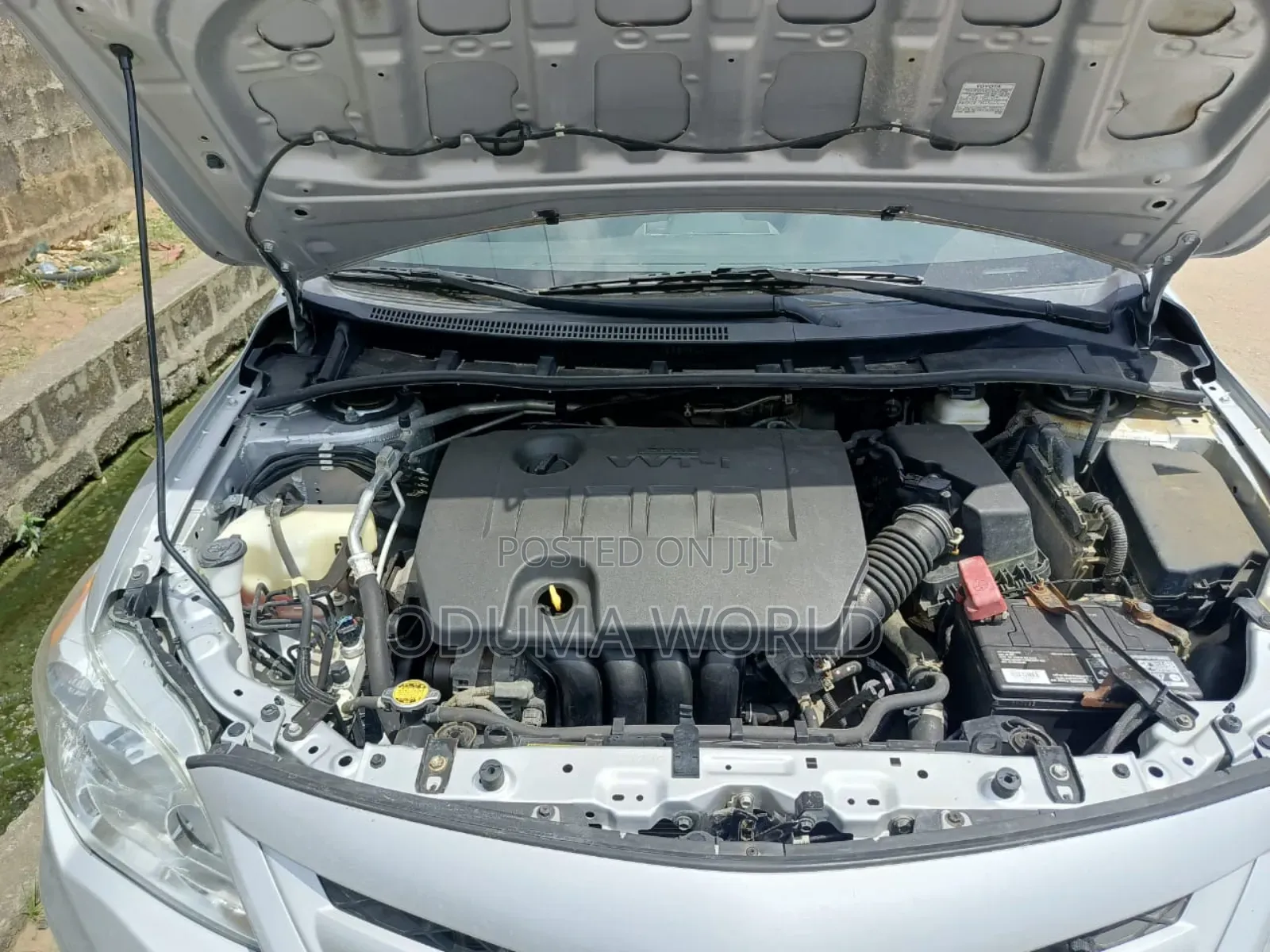Toyota Corolla LE 4dr Sedan (1.8L 4cyl 4A) 2013 Silver