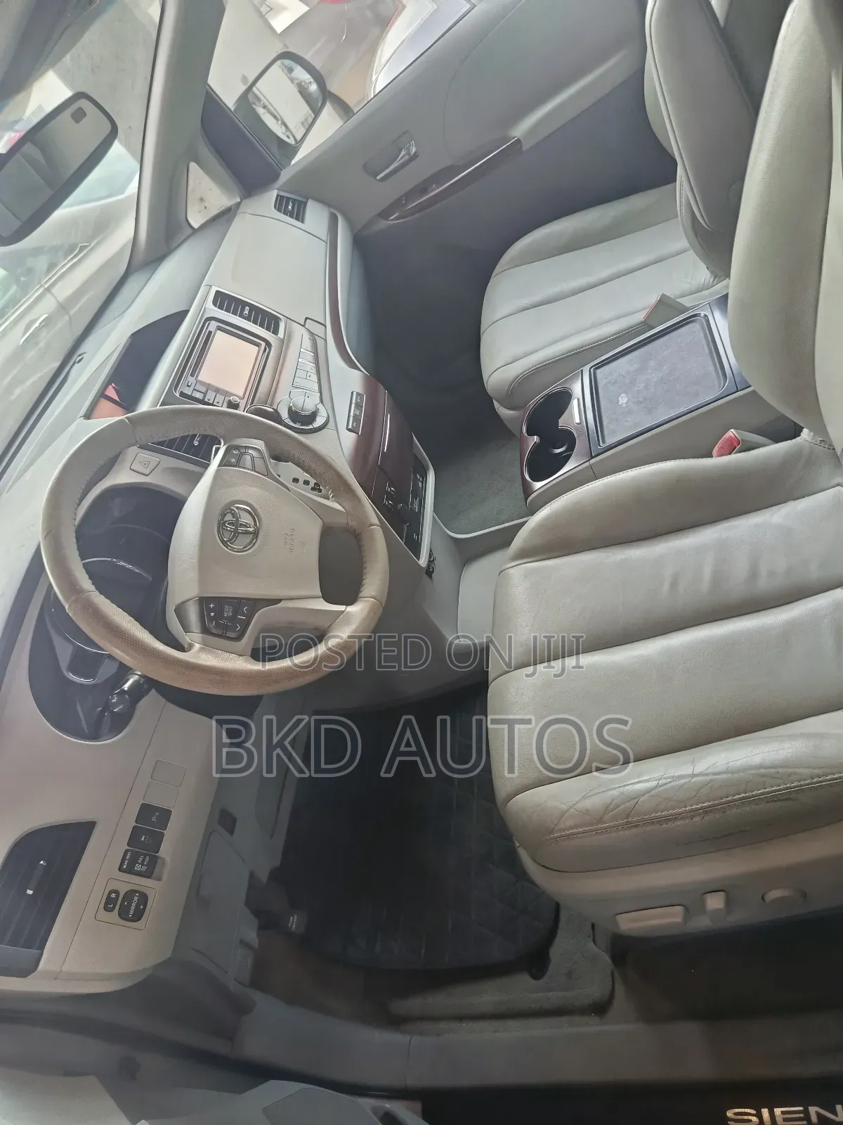 Toyota Sienna XLE FWD 8-Passenger 2013 Silver