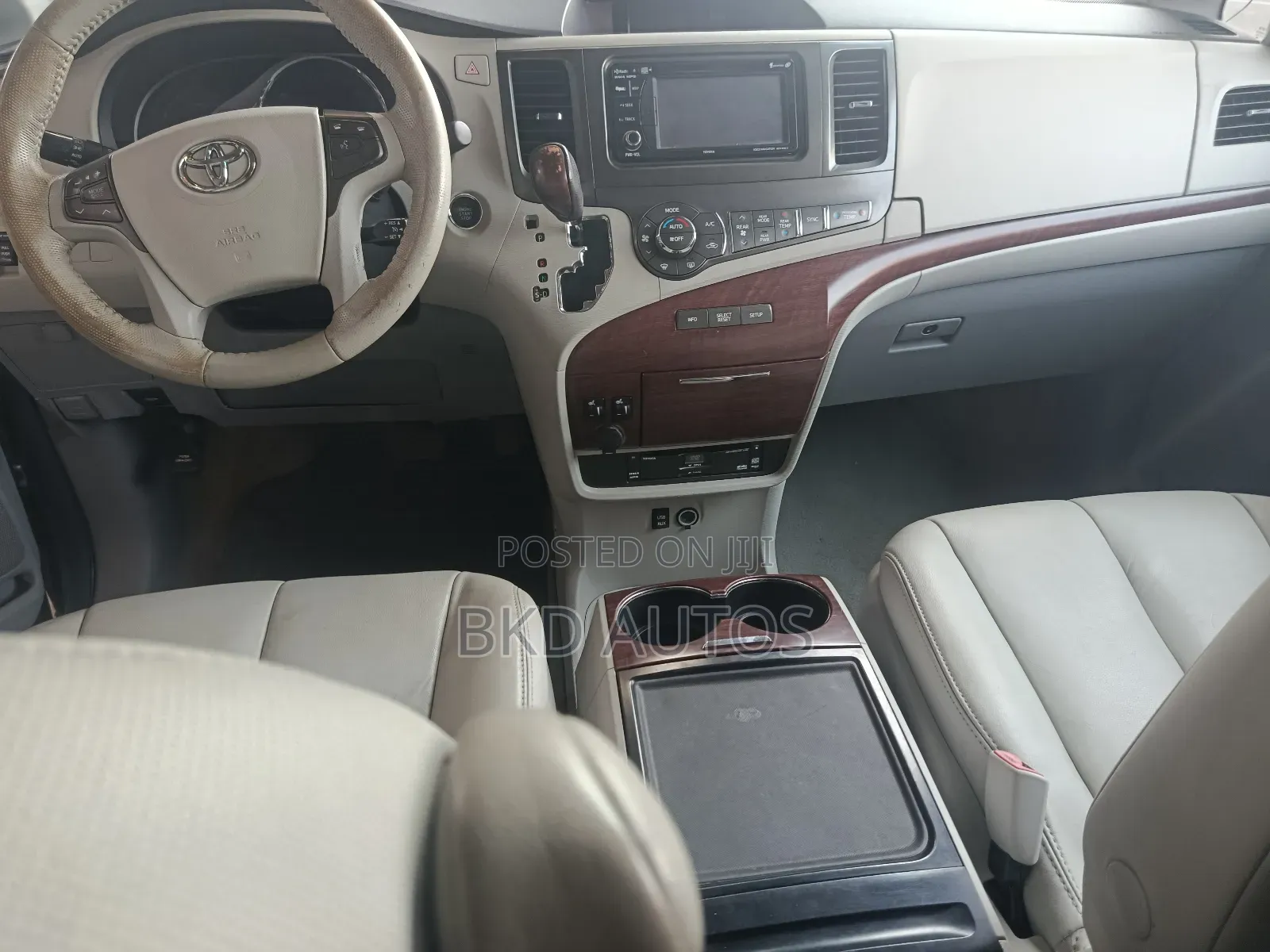 Toyota Sienna XLE FWD 8-Passenger 2013 Silver