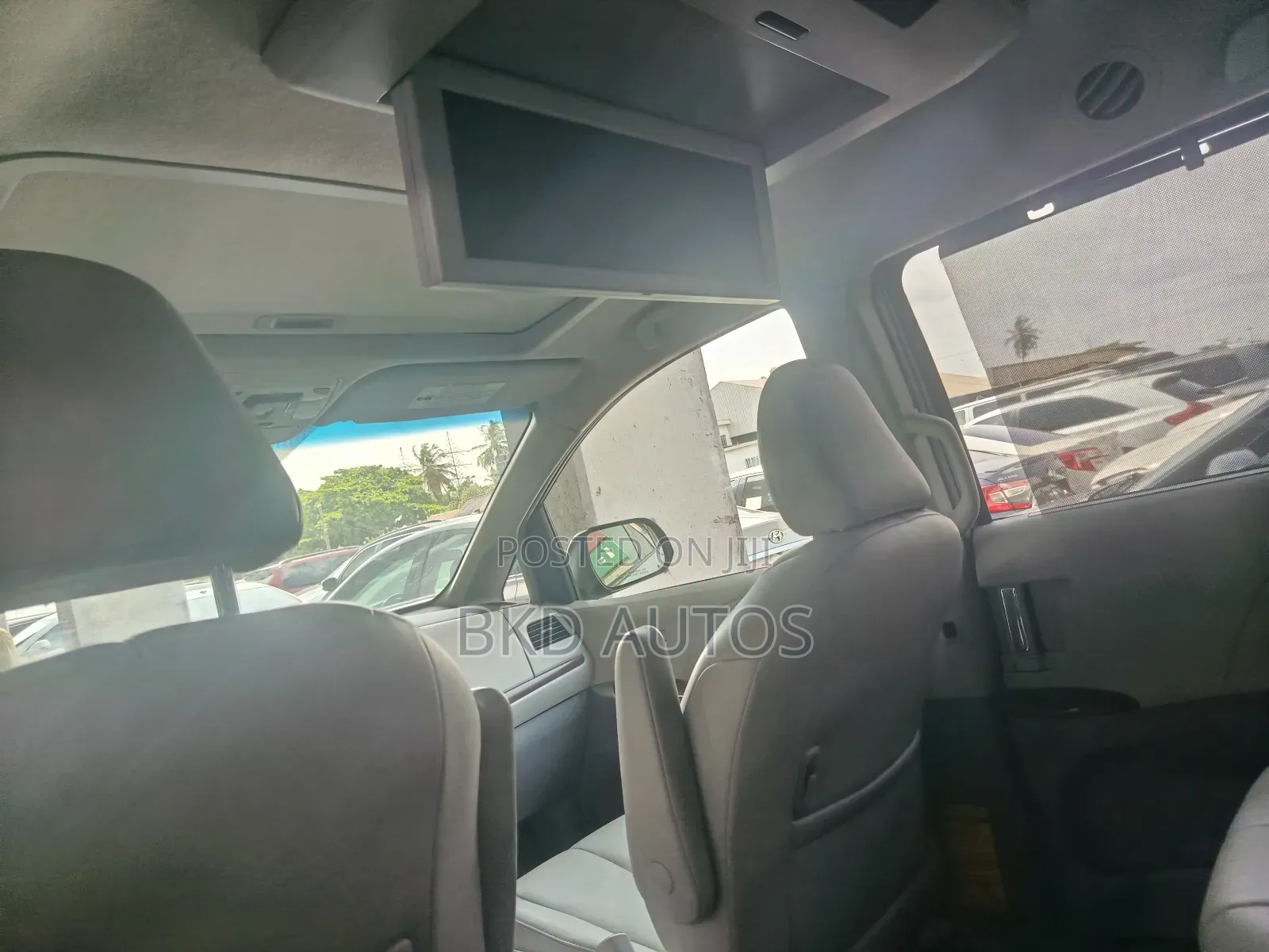 Toyota Sienna XLE FWD 8-Passenger 2013 Silver