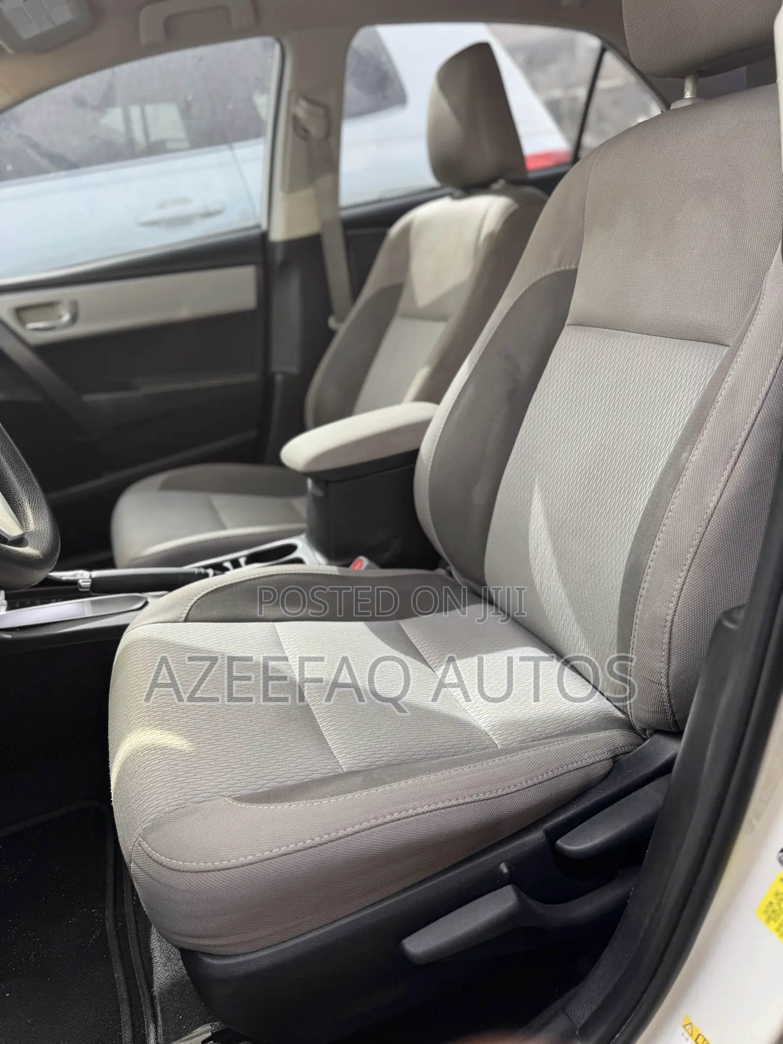 Toyota Corolla LE (1.8L 4cyl 2A) 2018 White
