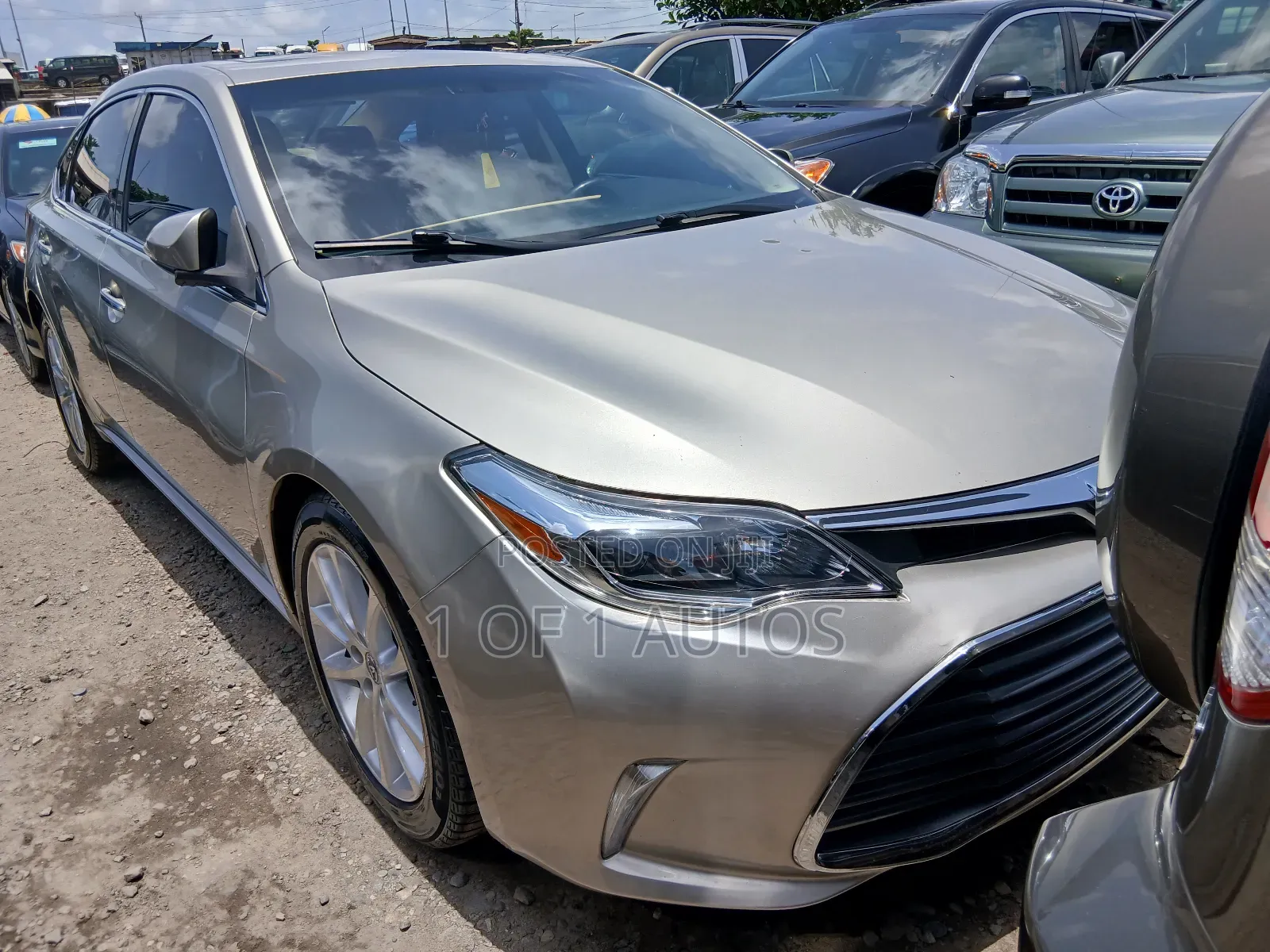 Toyota Avalon Limited 4dr Sedan (3.5L 6cyl 6A) 2014 Gold
