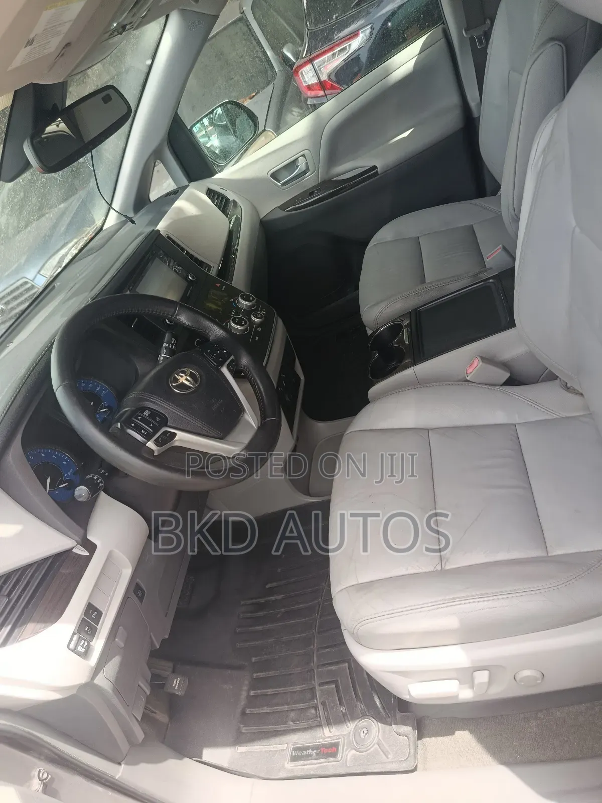 Toyota Sienna XLE AWD (3.5L 6cyl 8A) 2018 Gray