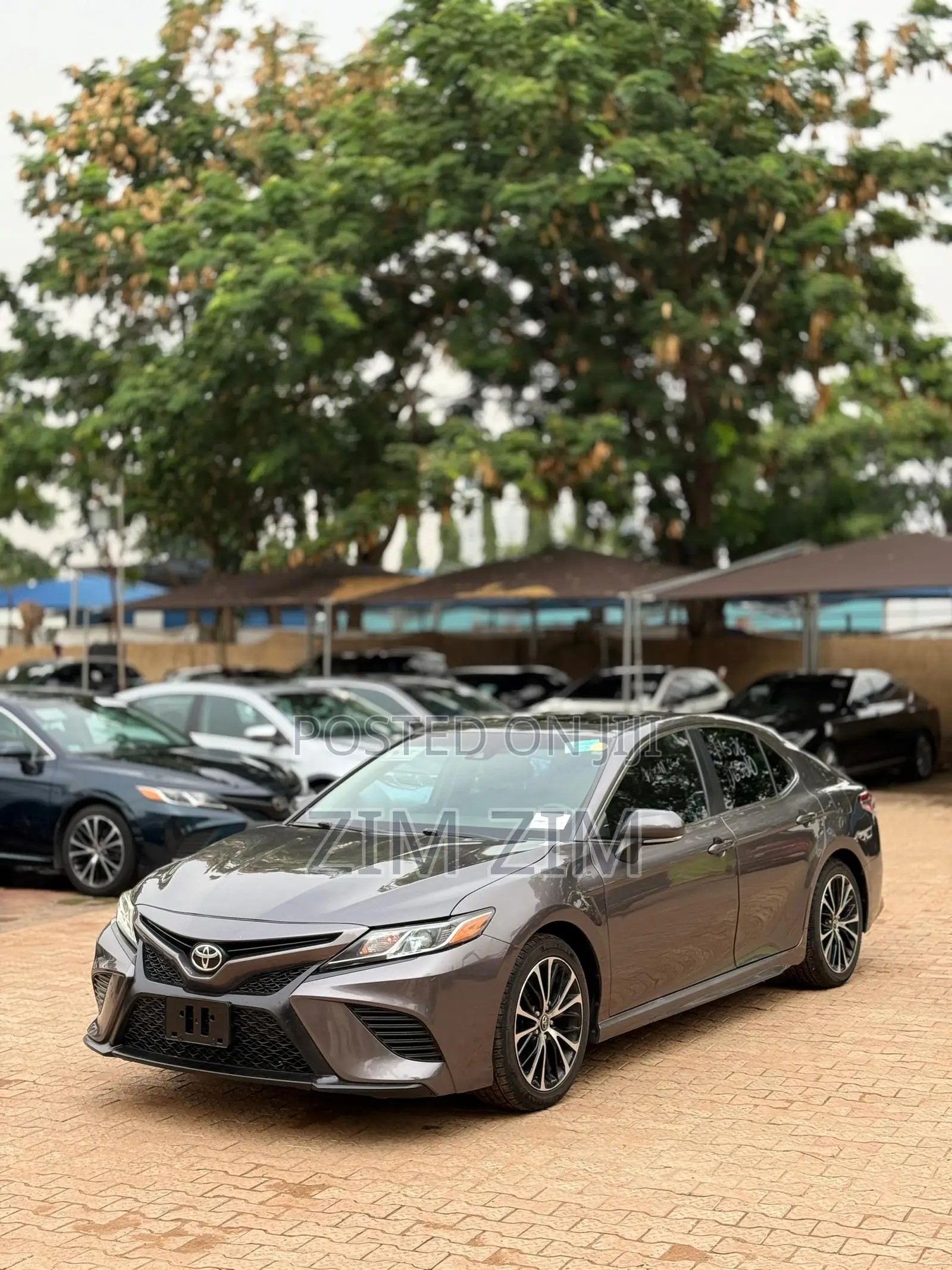 Toyota Camry SE FWD (2.5L 4cyl 8AM) 2018 Gray