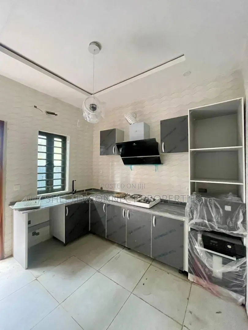 5bdrm Duplex in Lekki Phase 2 for sale